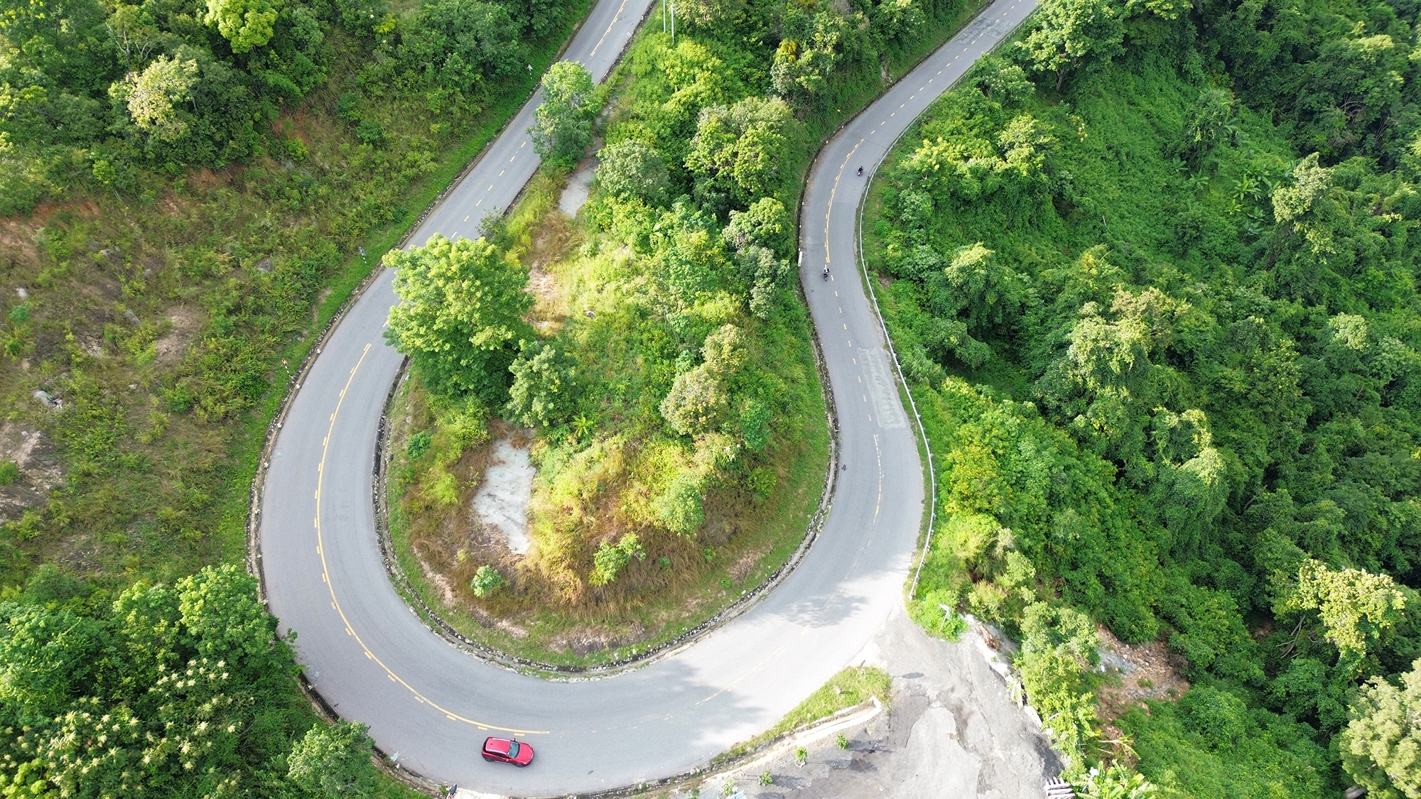 Tài xế bớt hồi hộp khi qua đèo Ngoạn Mục- Ảnh 1. Tài xế bớt hồi hộp khi qua đèo Ngoạn Mục- Ảnh 1.