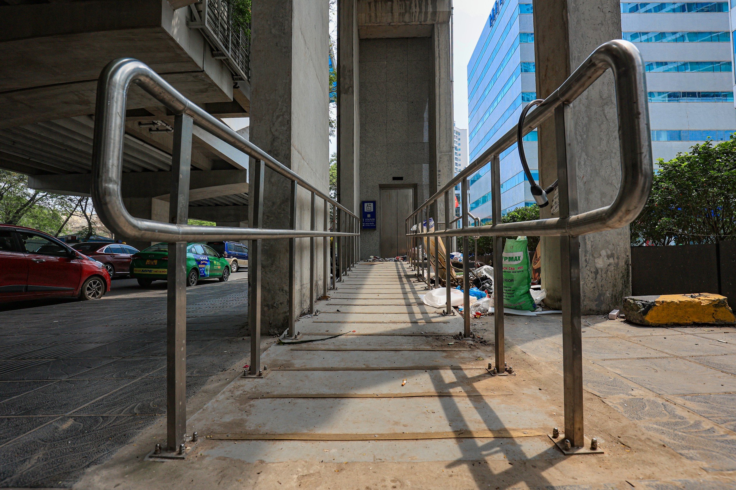 Ngập r&aacute;c thải tại c&aacute;c nh&agrave; ga dọc tuyến metro Nhổn - ga H&agrave; Nội- Ảnh 11.