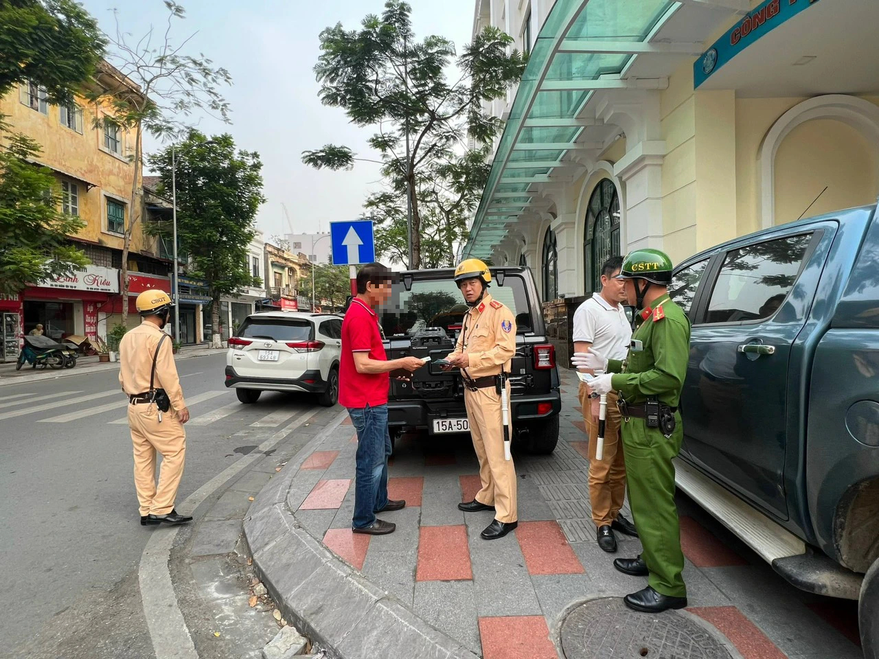 Hải Phòng xử mạnh ô tô dừng đỗ sai quy định, ngày đầu xe tỉnh khác chỉ nhắc nhở- Ảnh 1. Hải Phòng xử mạnh ô tô dừng đỗ sai quy định, ngày đầu xe tỉnh khác chỉ nhắc nhở- Ảnh 1.