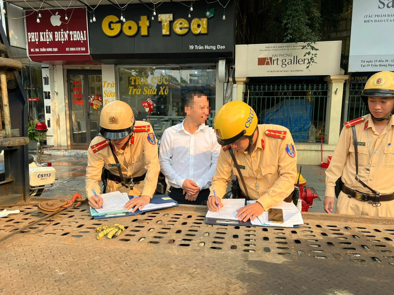 Hải Phòng xử mạnh ô tô dừng đỗ sai quy định, ngày đầu xe tỉnh khác chỉ nhắc nhở- Ảnh 3. Hải Phòng xử mạnh ô tô dừng đỗ sai quy định, ngày đầu xe tỉnh khác chỉ nhắc nhở- Ảnh 3.