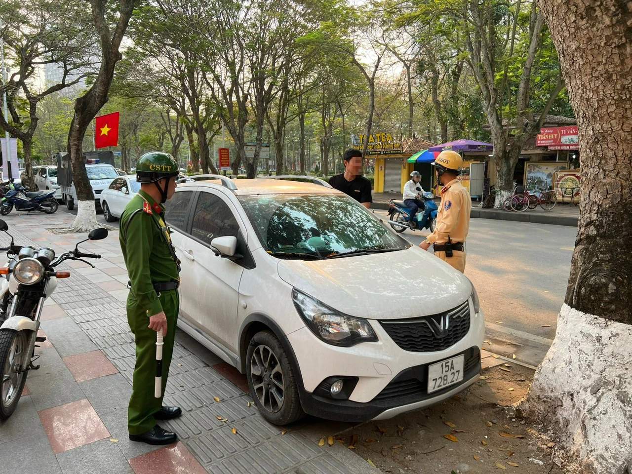Hải Phòng xử mạnh ô tô dừng đỗ sai quy định, ngày đầu xe tỉnh khác chỉ nhắc nhở- Ảnh 4. Hải Phòng xử mạnh ô tô dừng đỗ sai quy định, ngày đầu xe tỉnh khác chỉ nhắc nhở- Ảnh 4.
