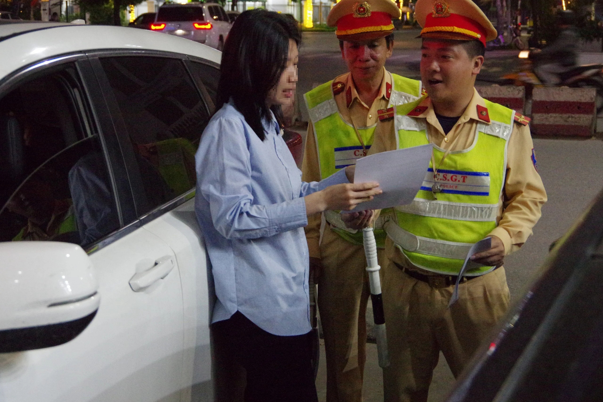 Hải Phòng xử mạnh ô tô dừng đỗ sai quy định, ngày đầu xe tỉnh khác chỉ nhắc nhở- Ảnh 13. Hải Phòng xử mạnh ô tô dừng đỗ sai quy định, ngày đầu xe tỉnh khác chỉ nhắc nhở- Ảnh 13.