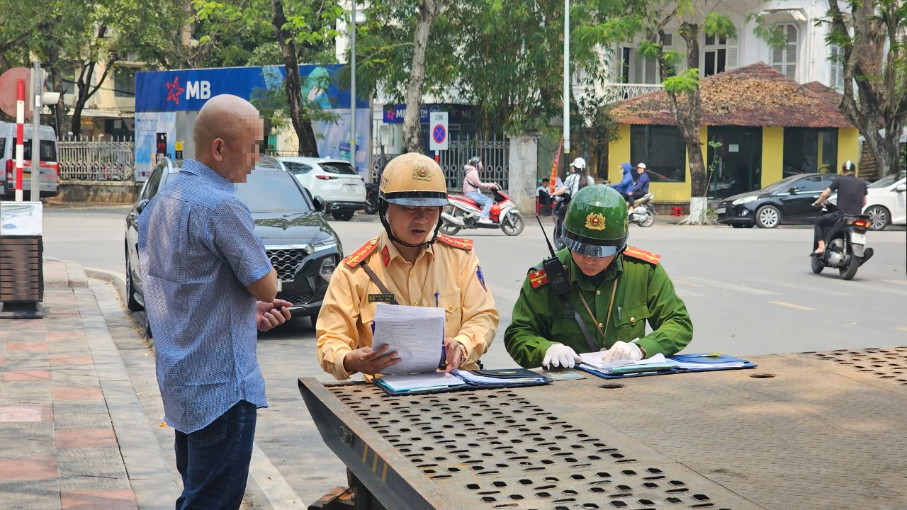Hải Phòng xử mạnh ô tô dừng đỗ sai quy định, ngày đầu xe tỉnh khác chỉ nhắc nhở- Ảnh 14. Hải Phòng xử mạnh ô tô dừng đỗ sai quy định, ngày đầu xe tỉnh khác chỉ nhắc nhở- Ảnh 14.