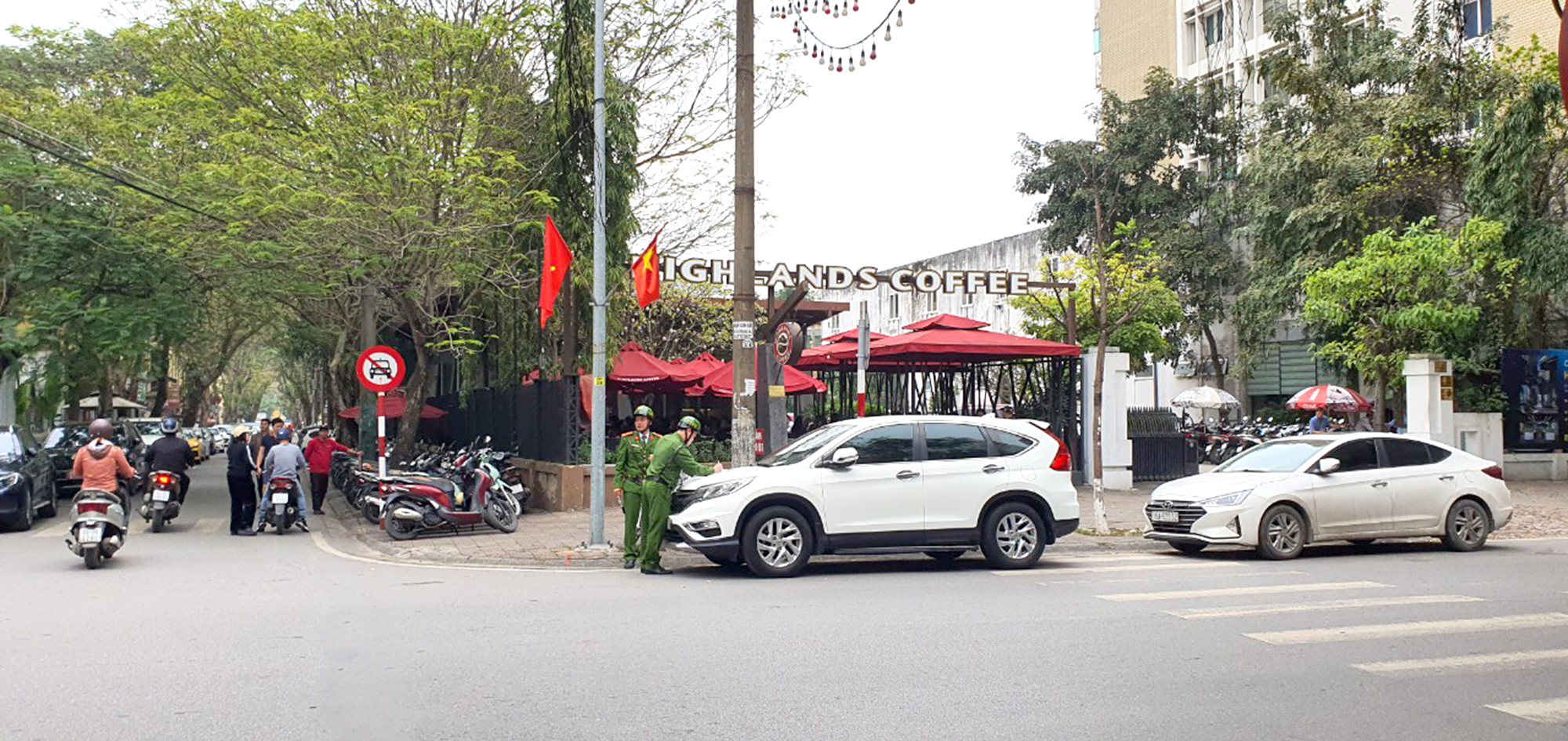 Hải Ph&ograve;ng: Cấm đỗ xe tr&ecirc;n phố, d&acirc;n sẽ đỗ ở đ&acirc;u?- Ảnh 1.