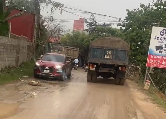 Xe chở c&aacute;t qu&aacute; tải từ bến kh&ocirc;ng ph&eacute;p quần thảo v&ugrave;ng gi&aacute;p ranh H&agrave; Nội - H&ograve;a B&igrave;nh- Ảnh 5.