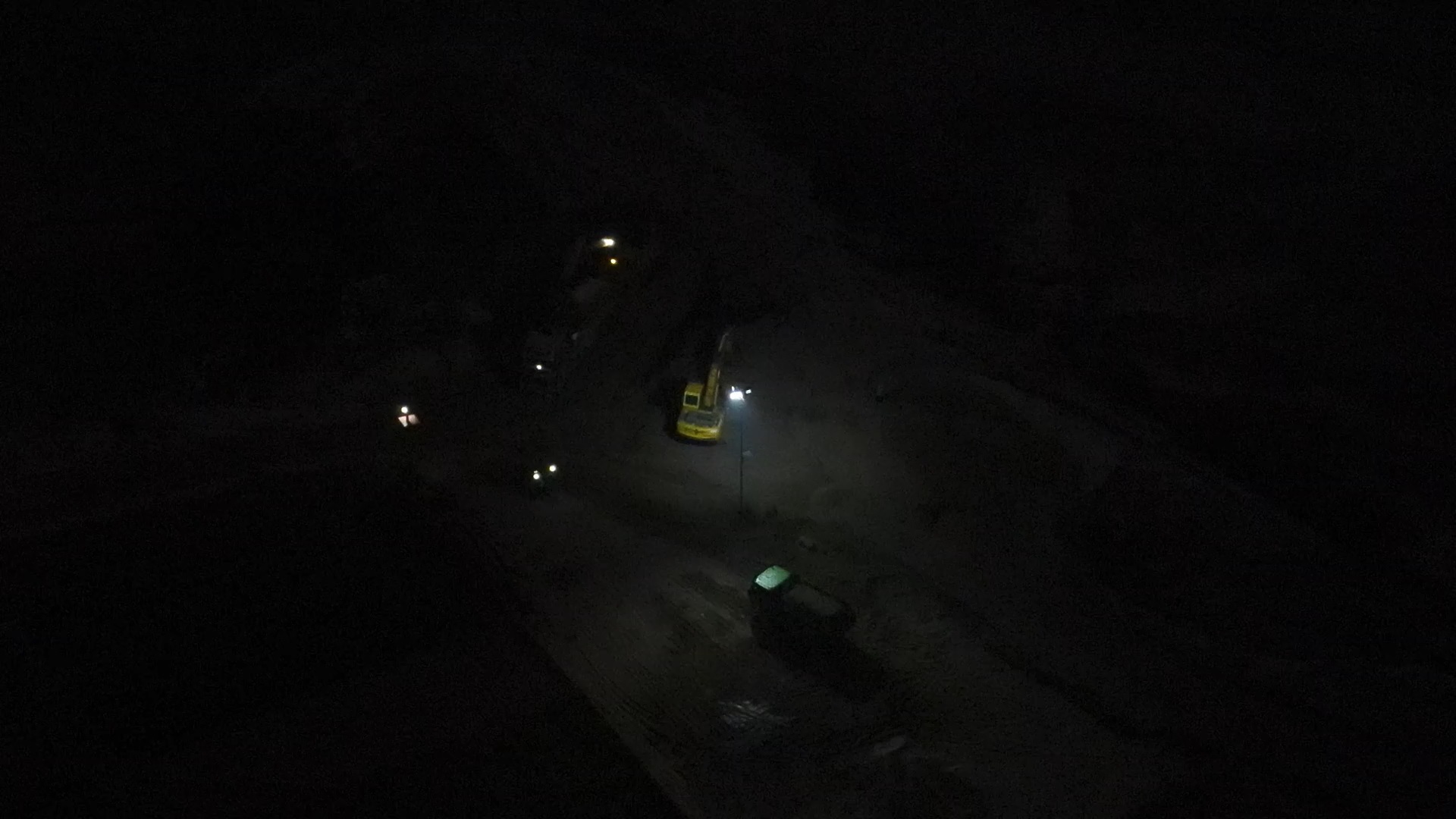 Xe chở c&aacute;t qu&aacute; tải từ bến kh&ocirc;ng ph&eacute;p quần thảo v&ugrave;ng gi&aacute;p ranh H&agrave; Nội - H&ograve;a B&igrave;nh- Ảnh 6.