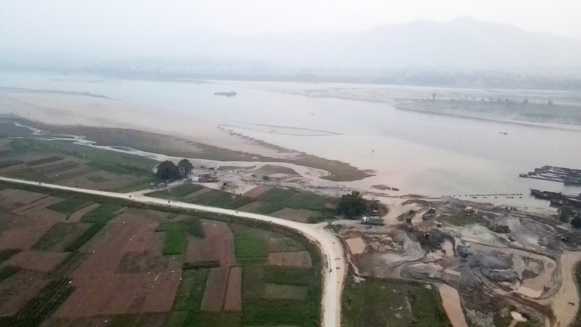 Xe chở c&aacute;t qu&aacute; tải từ bến kh&ocirc;ng ph&eacute;p quần thảo v&ugrave;ng gi&aacute;p ranh H&agrave; Nội - H&ograve;a B&igrave;nh- Ảnh 7.