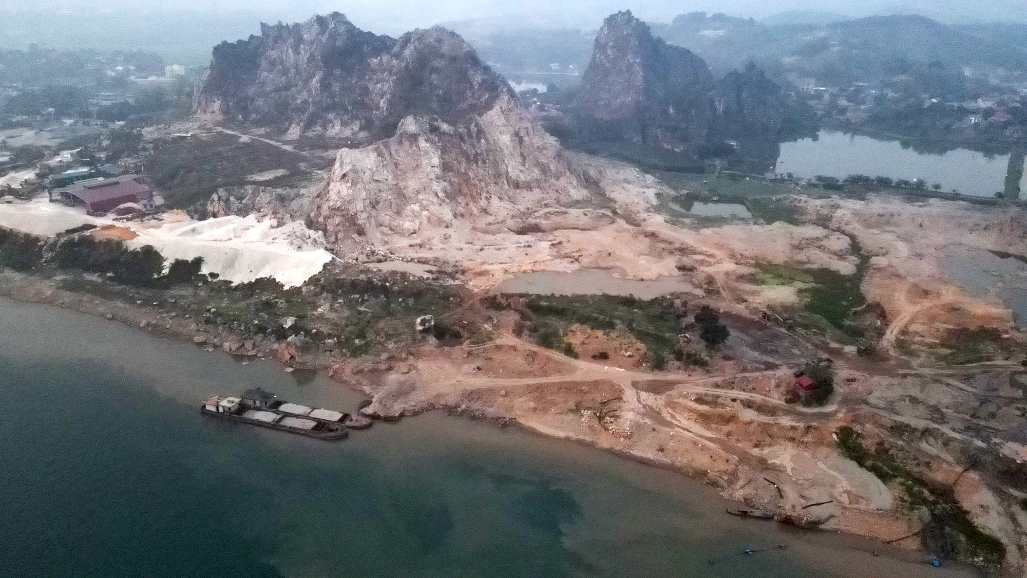 Xe chở c&aacute;t qu&aacute; tải từ bến kh&ocirc;ng ph&eacute;p quần thảo v&ugrave;ng gi&aacute;p ranh H&agrave; Nội - H&ograve;a B&igrave;nh- Ảnh 8.