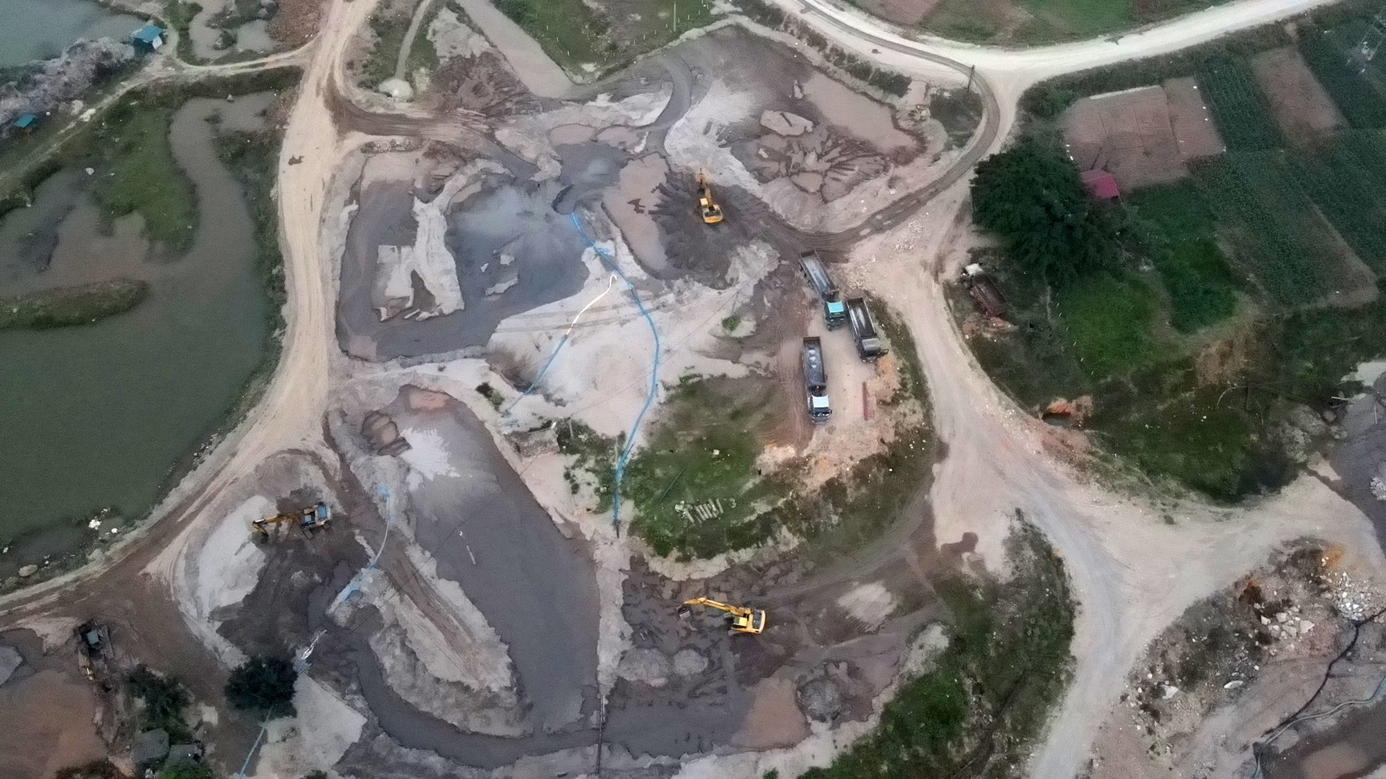 Xe chở c&aacute;t qu&aacute; tải từ bến kh&ocirc;ng ph&eacute;p quần thảo v&ugrave;ng gi&aacute;p ranh H&agrave; Nội - H&ograve;a B&igrave;nh- Ảnh 10.