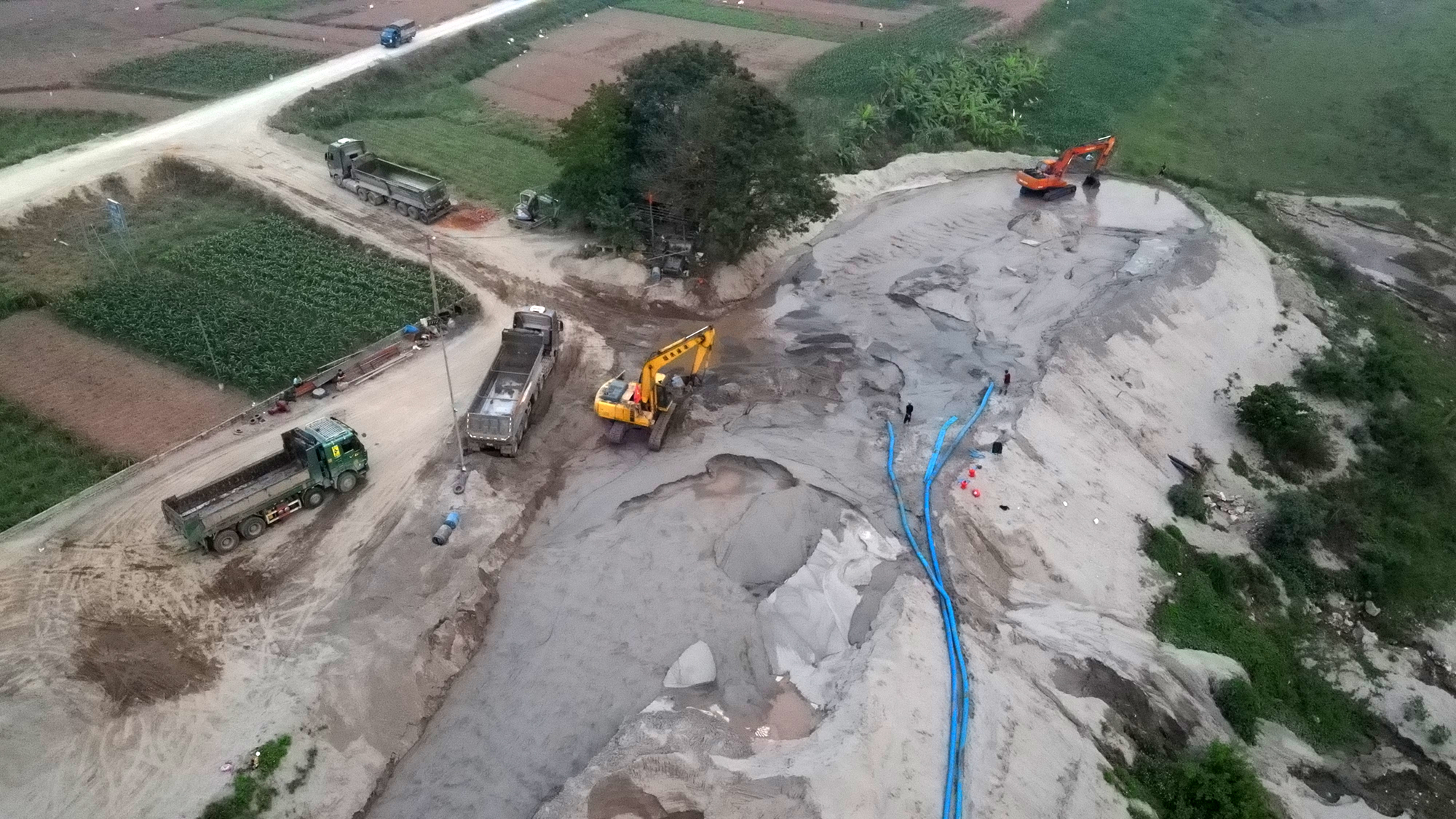 Xe chở c&aacute;t qu&aacute; tải từ bến kh&ocirc;ng ph&eacute;p quần thảo v&ugrave;ng gi&aacute;p ranh H&agrave; Nội - H&ograve;a B&igrave;nh- Ảnh 11.