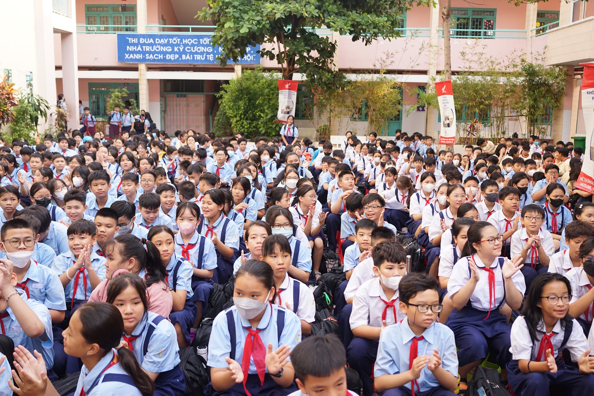 TP.HCM: S&ocirc;i động buổi tuy&ecirc;n truyền ATGT tại trường THCS Hậu Giang- Ảnh 1.