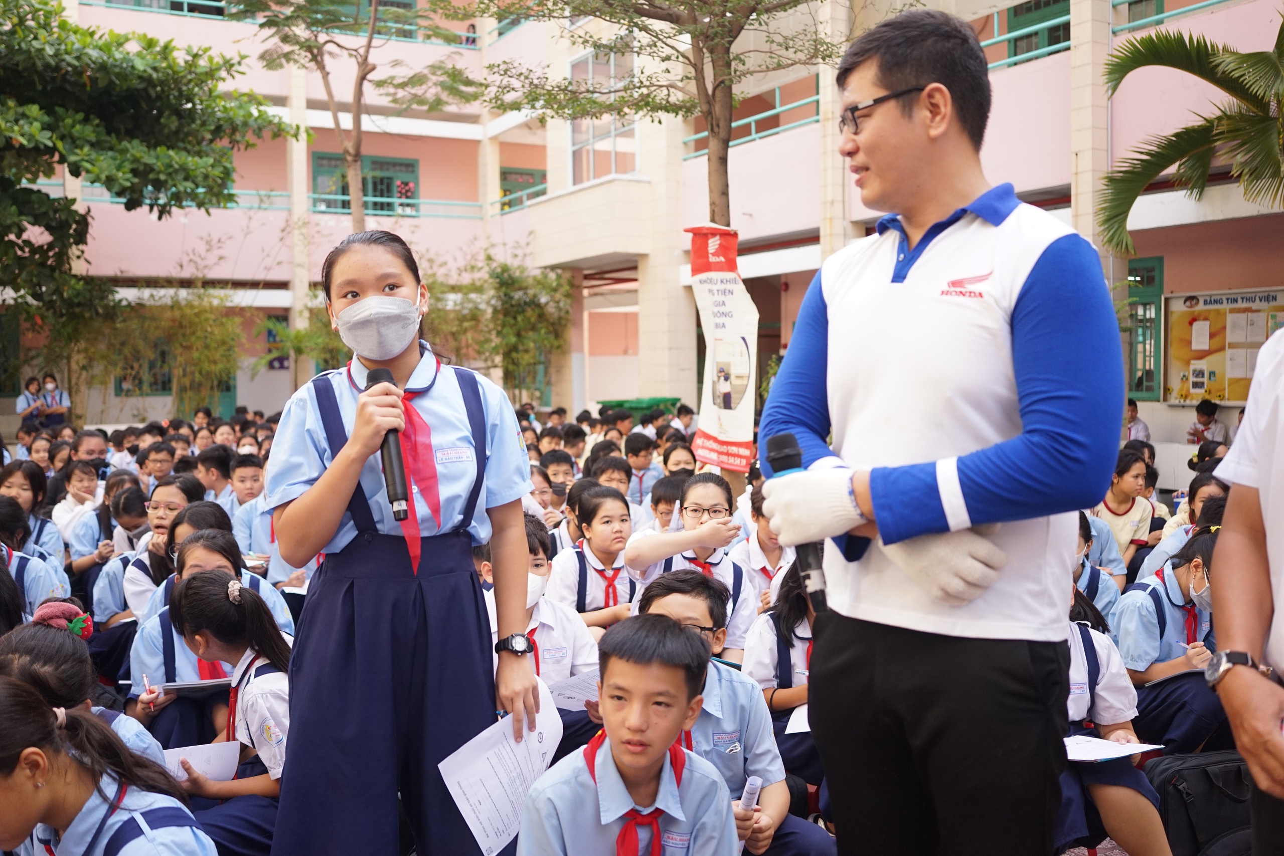 TP.HCM: S&ocirc;i động buổi tuy&ecirc;n truyền ATGT tại trường THCS Hậu Giang- Ảnh 2.