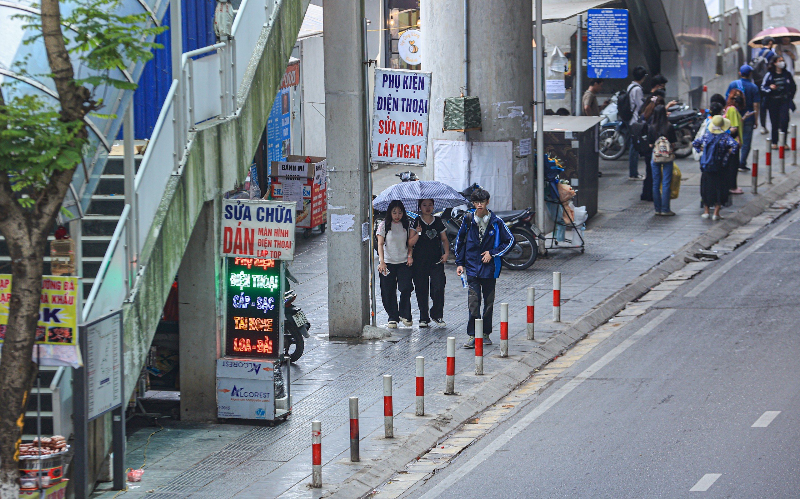 Ngập rác thải tại các nhà ga dọc tuyến metro Nhổn - ga Hà Nội- Ảnh 10. Ngập rác thải tại các nhà ga dọc tuyến metro Nhổn - ga Hà Nội- Ảnh 10.
