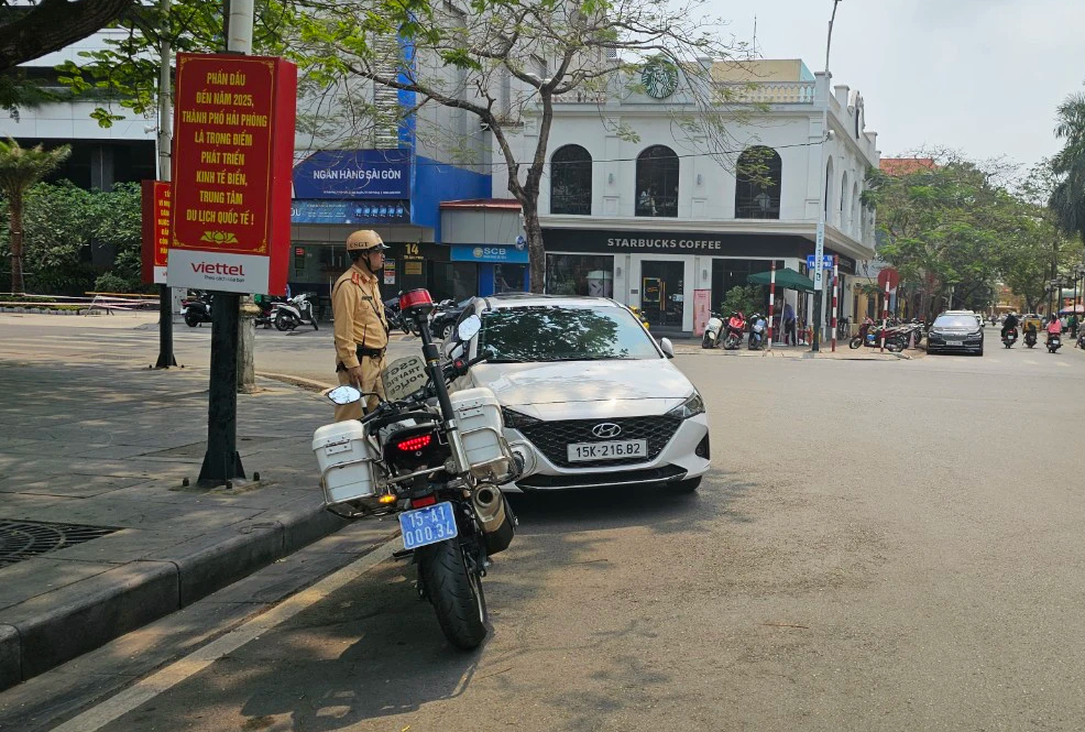 Hải Phòng xử mạnh ô tô dừng đỗ sai quy định, ngày đầu xe tỉnh khác chỉ nhắc nhở- Ảnh 5. Hải Phòng xử mạnh ô tô dừng đỗ sai quy định, ngày đầu xe tỉnh khác chỉ nhắc nhở- Ảnh 5.