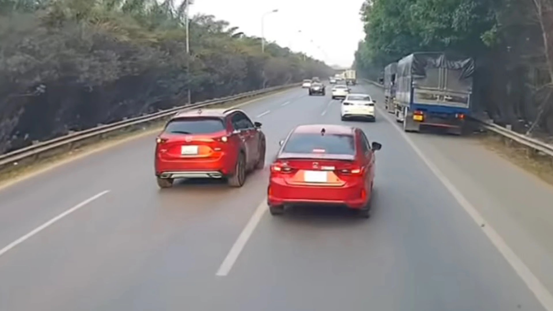 C&ocirc;ng an x&aacute;c minh 2 &ocirc; t&ocirc; rượt đuổi, ch&egrave;n nhau tr&ecirc;n đại lộ Thăng Long- Ảnh 1.