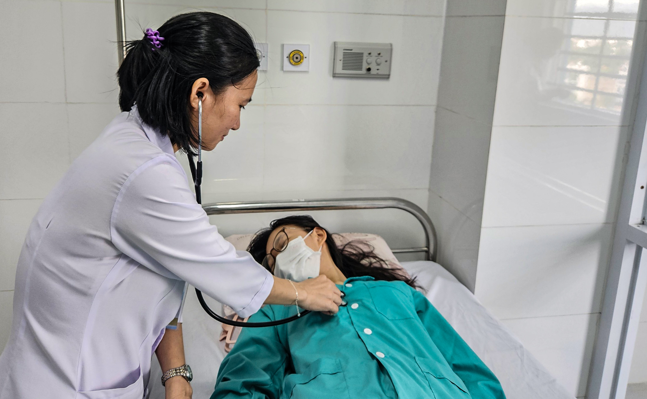 Nhiều học sinh cấp 3 ở Nha Trang bị ngộ độc nghi ăn cơm g&agrave; trước cổng trường- Ảnh 1.
