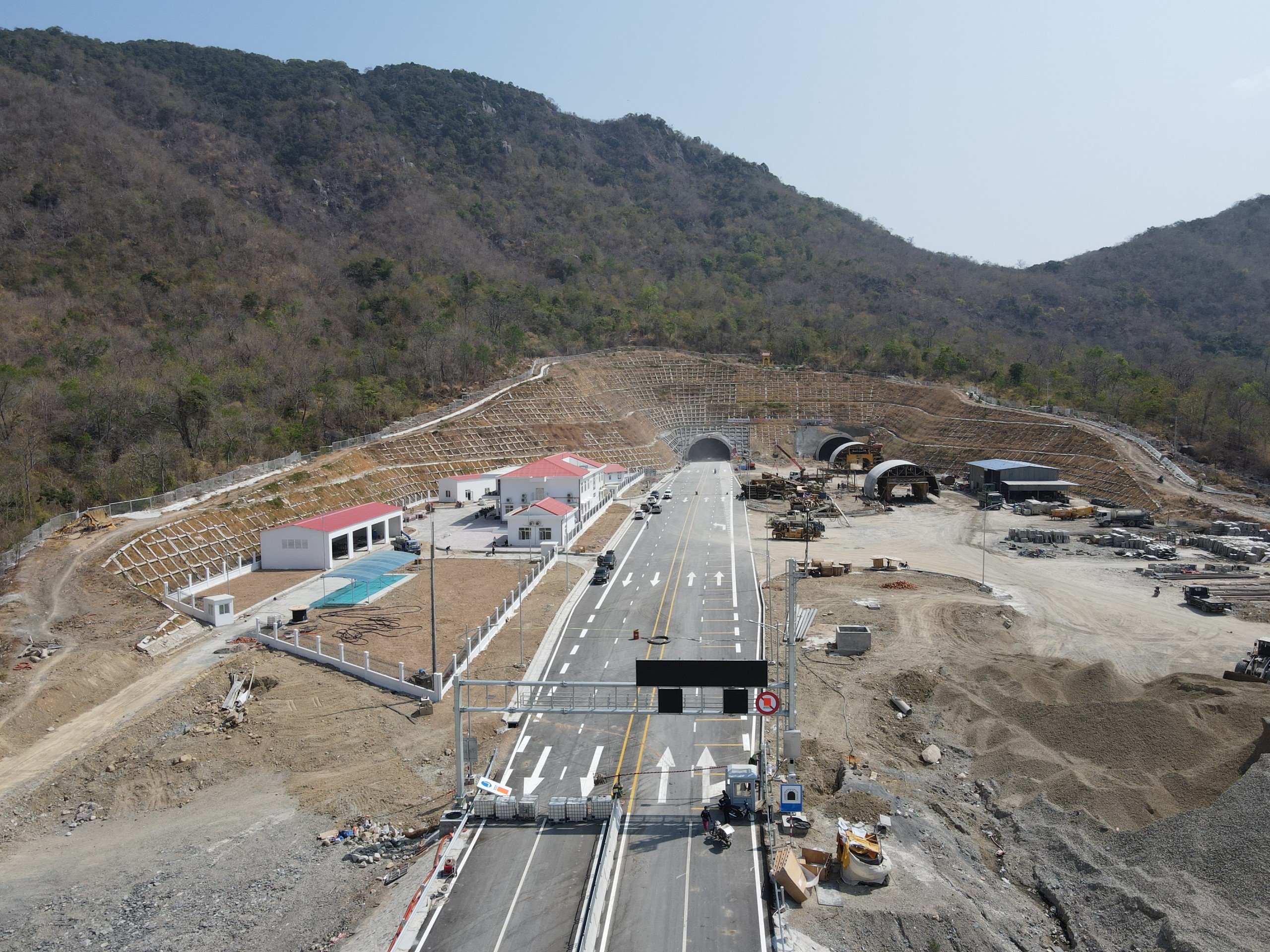 Cao tốc Cam L&acirc;m - Vĩnh Hảo đ&atilde; ho&agrave;n tất thi c&ocirc;ng, chờ lệnh th&ocirc;ng xe- Ảnh 3.