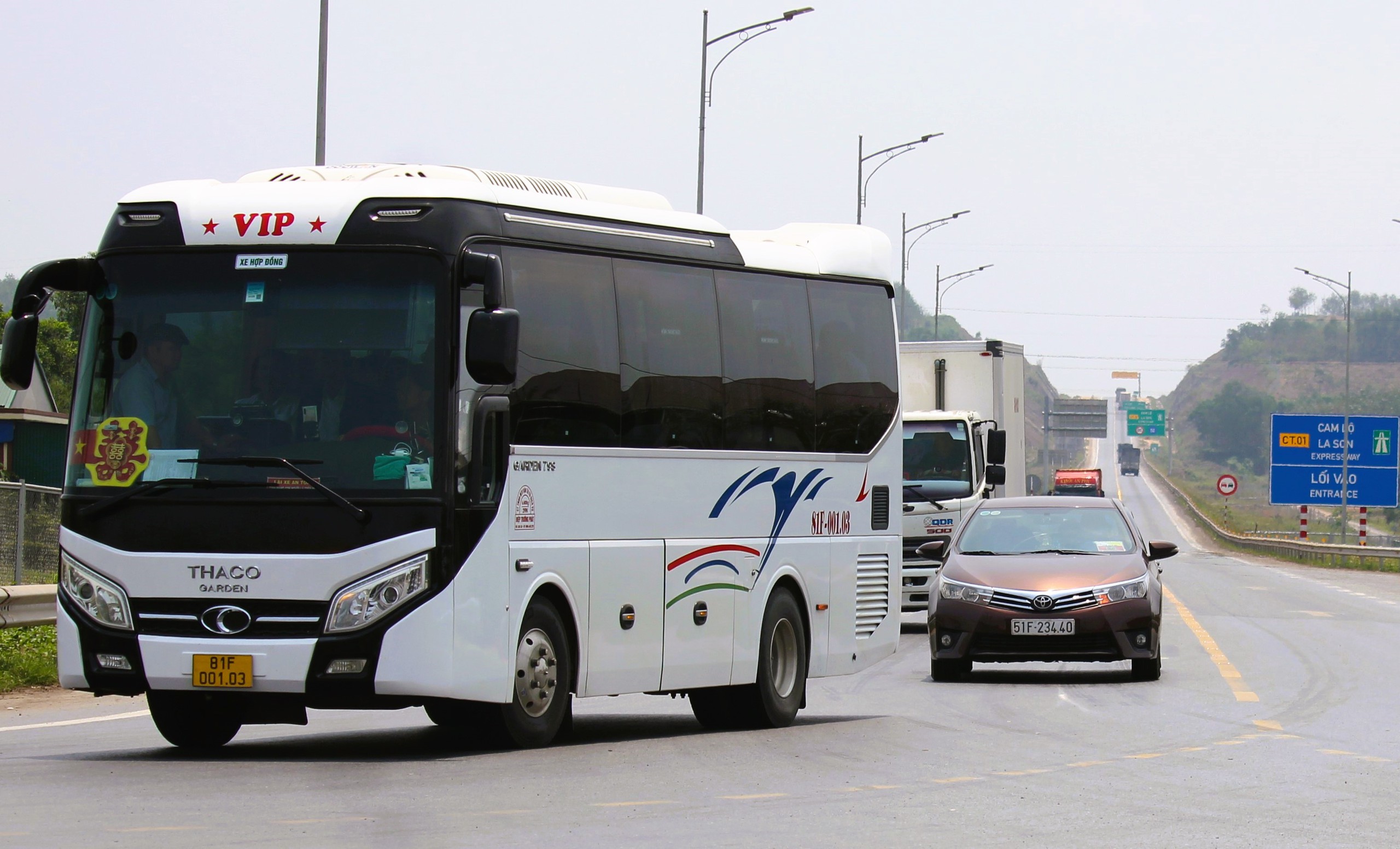 Khẩn trương lắp đặt biển b&aacute;o c&aacute;c loại xe kh&ocirc;ng được v&agrave;o cao tốc Cam Lộ - La Sơn- Ảnh 1.