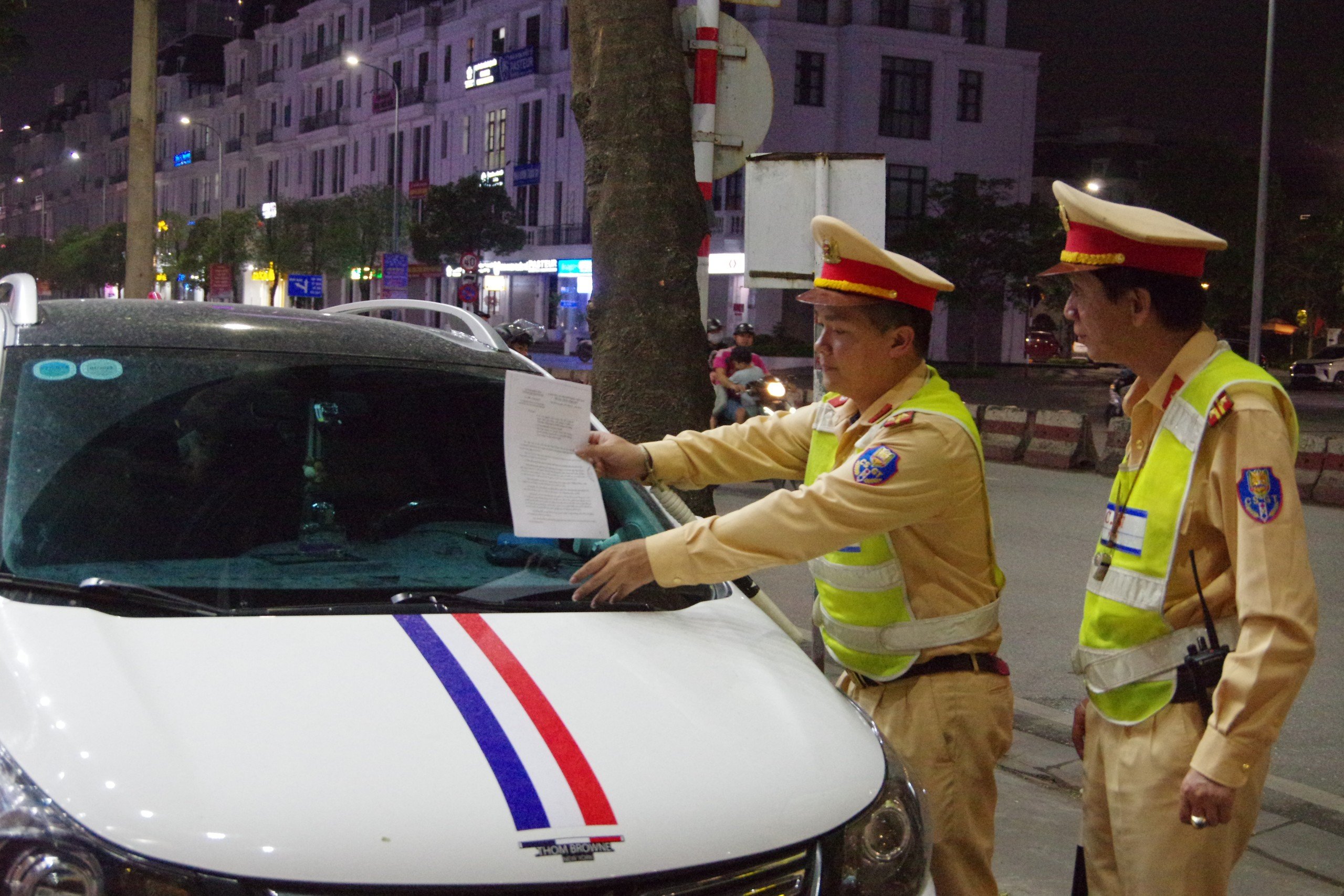 Hải Phòng xử mạnh ô tô dừng đỗ sai quy định, ngày đầu xe tỉnh khác chỉ nhắc nhở- Ảnh 11. Hải Phòng xử mạnh ô tô dừng đỗ sai quy định, ngày đầu xe tỉnh khác chỉ nhắc nhở- Ảnh 11.