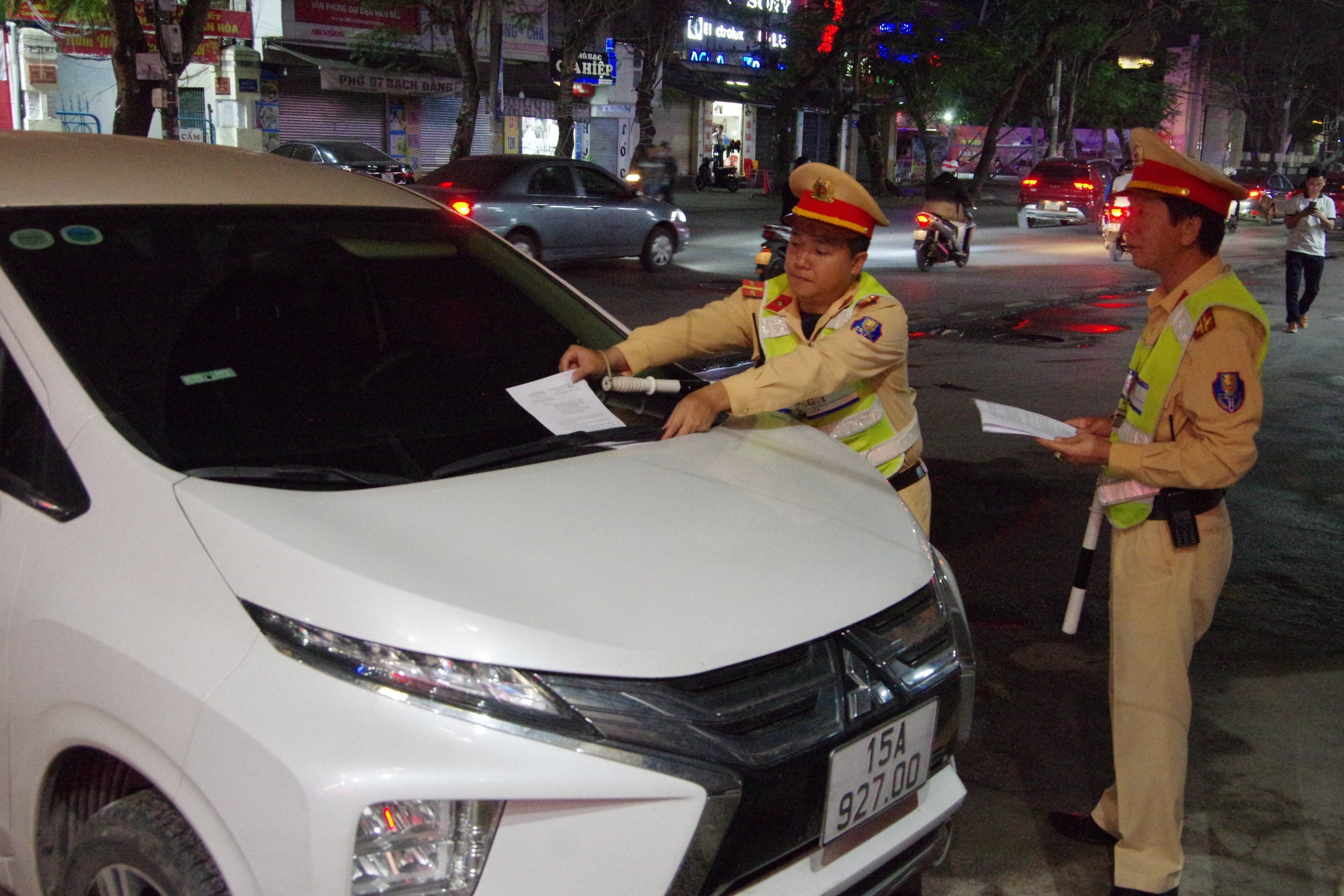 Hải Phòng xử mạnh ô tô dừng đỗ sai quy định, ngày đầu xe tỉnh khác chỉ nhắc nhở- Ảnh 12. Hải Phòng xử mạnh ô tô dừng đỗ sai quy định, ngày đầu xe tỉnh khác chỉ nhắc nhở- Ảnh 12.