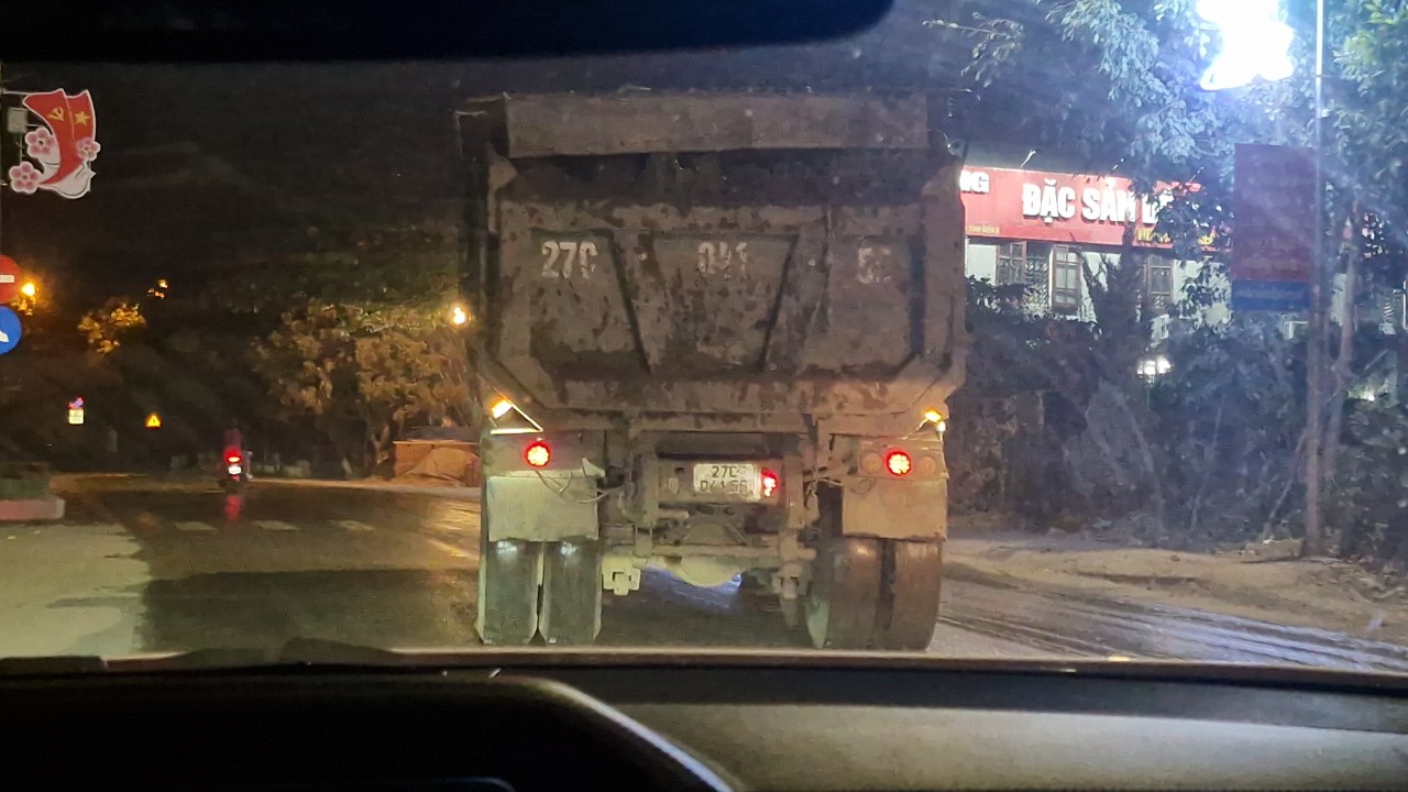 Xe chở đất c&oacute; ngọn ngh&ecirc;nh ngang diễu phố, qua mặt CSGT Điện Bi&ecirc;n- Ảnh 9.