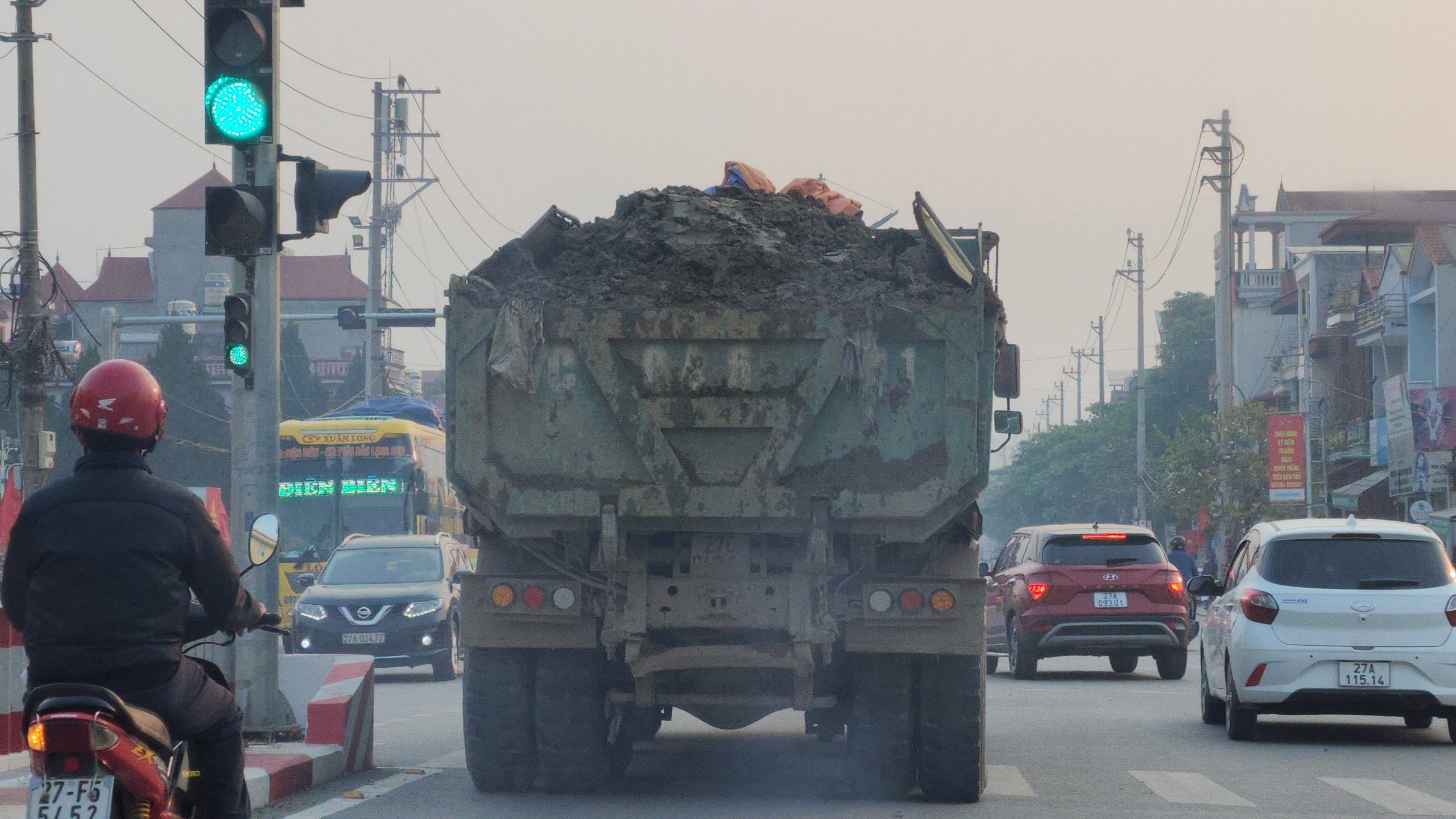 Xe chở đất c&oacute; ngọn ngh&ecirc;nh ngang diễu phố, qua mặt CSGT Điện Bi&ecirc;n- Ảnh 4.