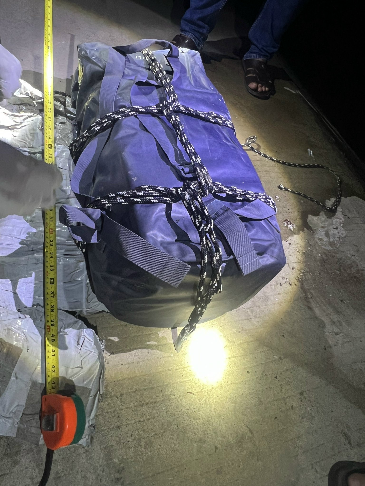 Tiền Giang: Ph&aacute;t hiện th&ecirc;m 32 g&oacute;i ni l&ocirc;ng dạt v&agrave;o bờ biển, nghi chứa ma t&uacute;y- Ảnh 1.