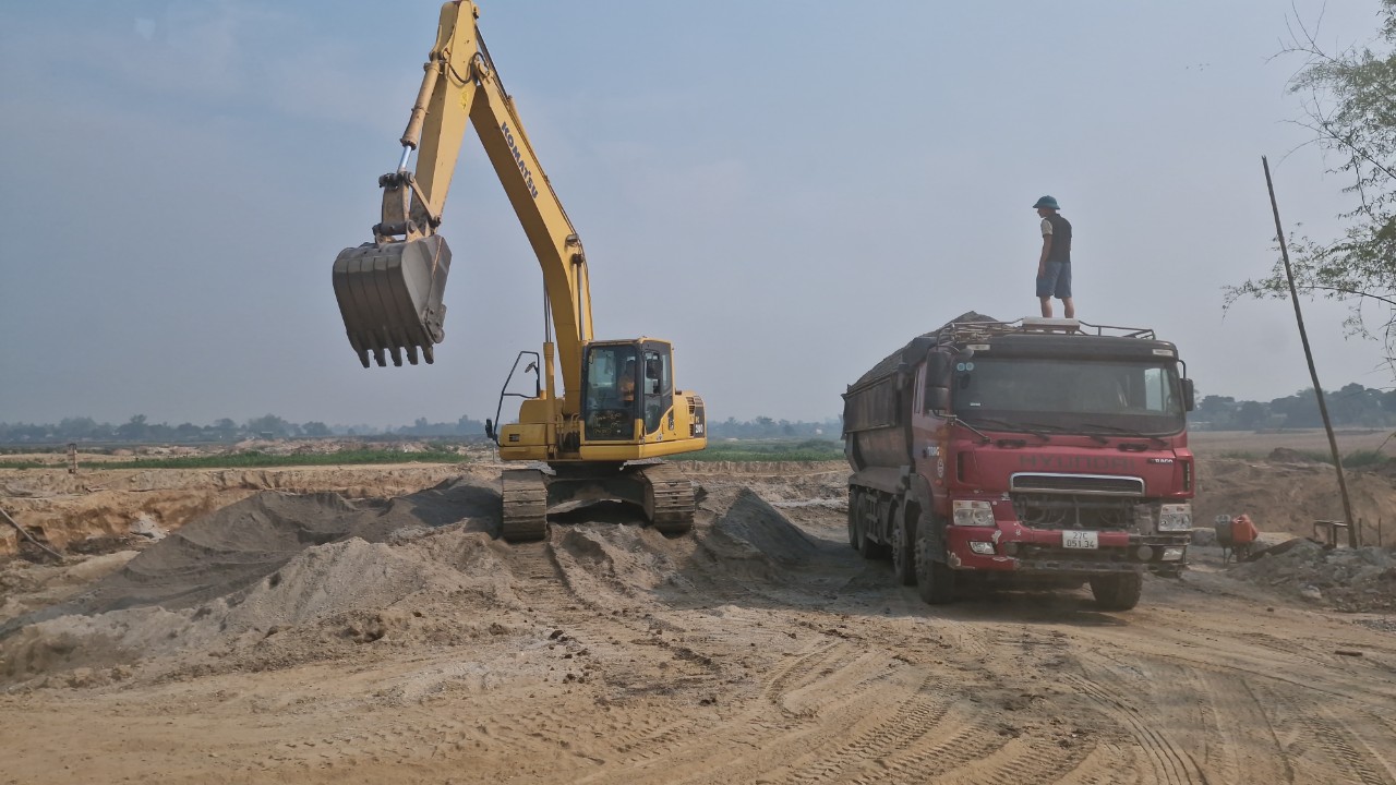 Xe chở đất c&oacute; ngọn ngh&ecirc;nh ngang diễu phố, qua mặt CSGT Điện Bi&ecirc;n- Ảnh 14.