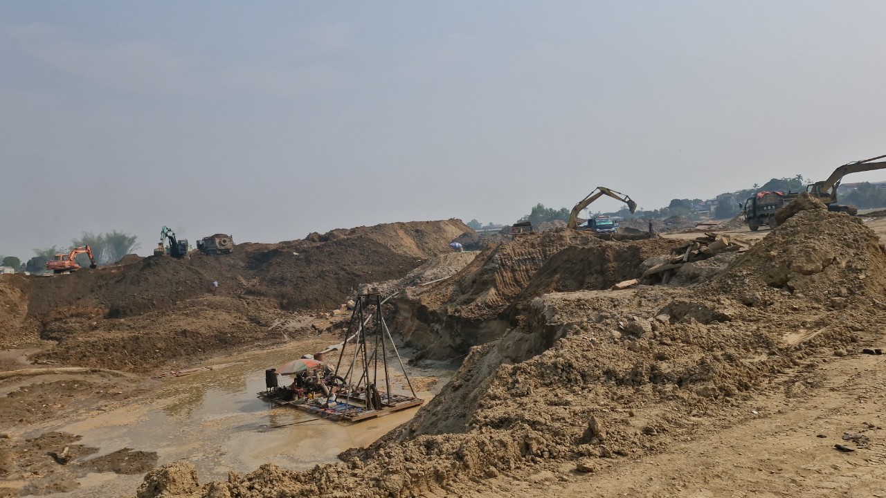 Xe chở đất c&oacute; ngọn ngh&ecirc;nh ngang diễu phố, qua mặt CSGT Điện Bi&ecirc;n- Ảnh 13.