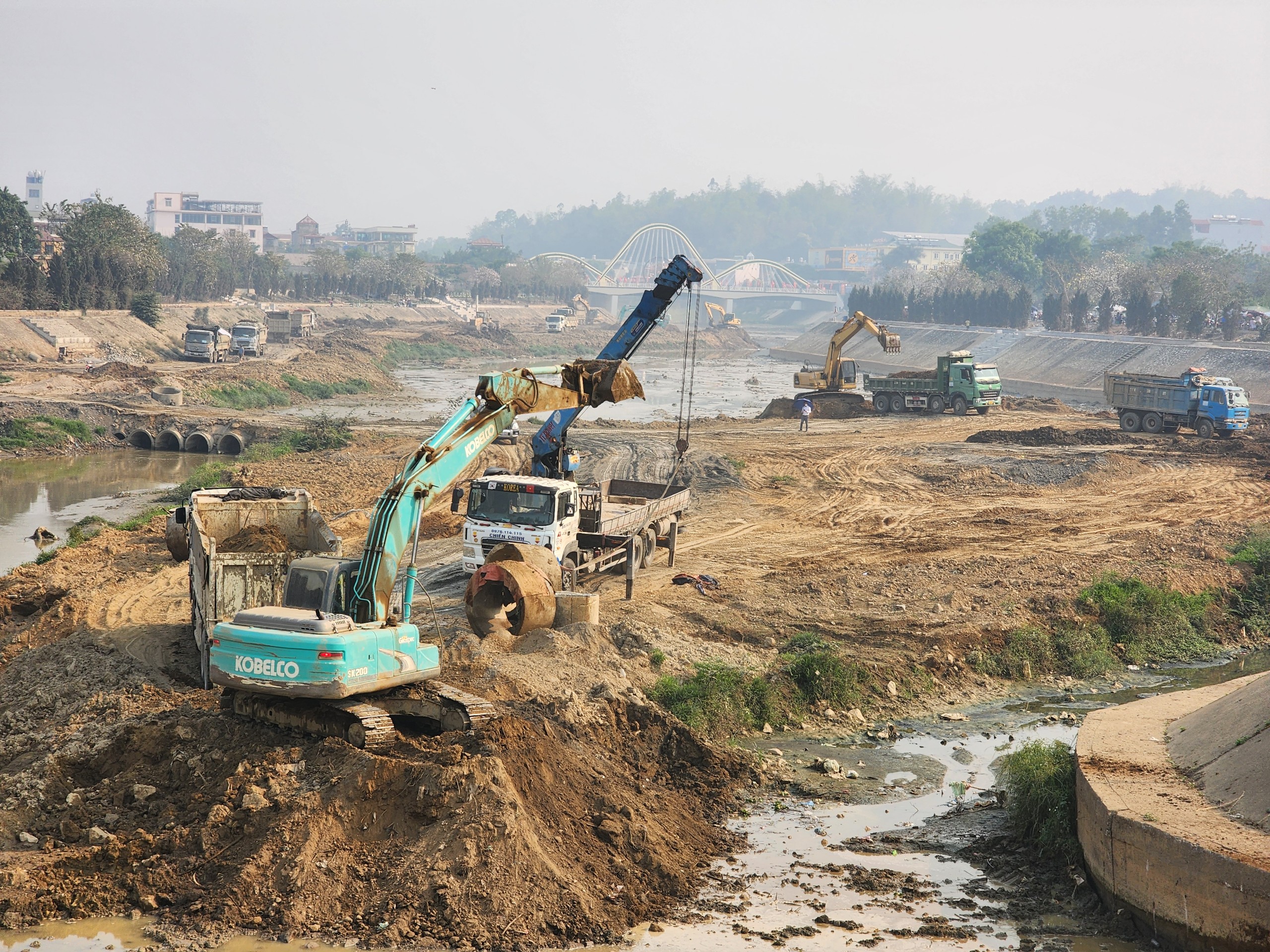 Xe chở đất c&oacute; ngọn ngh&ecirc;nh ngang diễu phố, qua mặt CSGT Điện Bi&ecirc;n- Ảnh 2.
