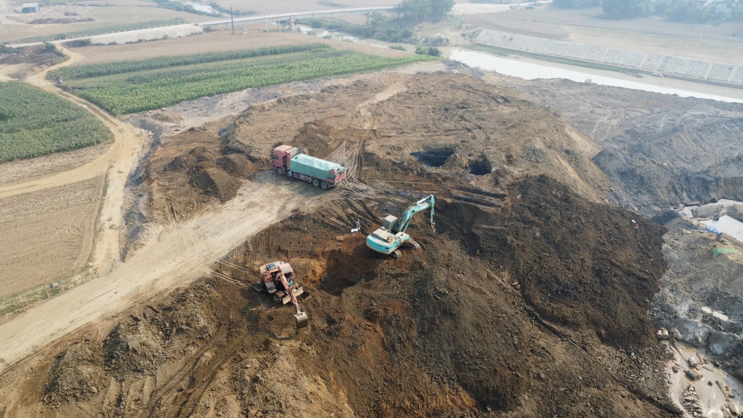 Xe chở đất c&oacute; ngọn ngh&ecirc;nh ngang diễu phố, qua mặt CSGT Điện Bi&ecirc;n- Ảnh 10.