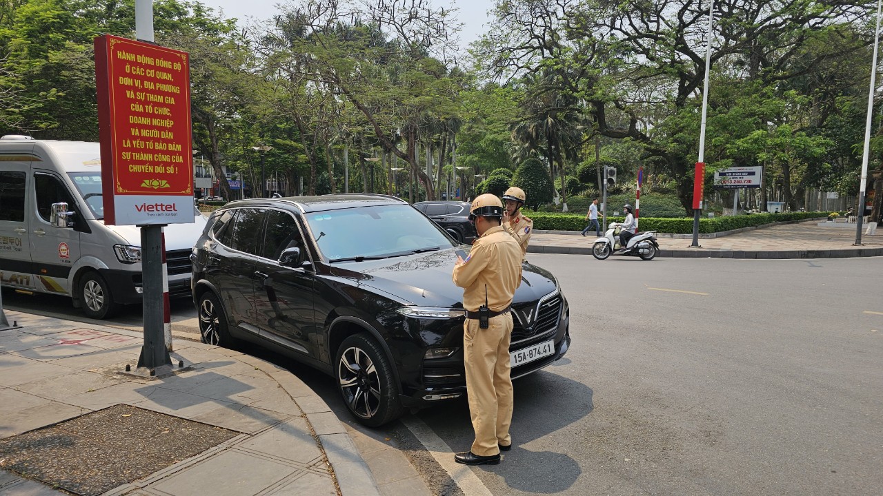 Hải Phòng xử mạnh ô tô dừng đỗ sai quy định, ngày đầu xe tỉnh khác chỉ nhắc nhở- Ảnh 6. Hải Phòng xử mạnh ô tô dừng đỗ sai quy định, ngày đầu xe tỉnh khác chỉ nhắc nhở- Ảnh 6.