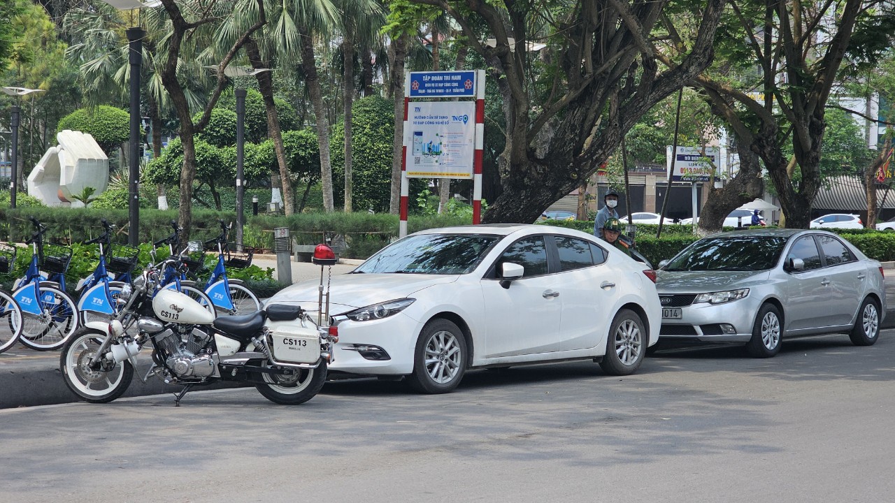 Hải Phòng xử mạnh ô tô dừng đỗ sai quy định, ngày đầu xe tỉnh khác chỉ nhắc nhở- Ảnh 2. Hải Phòng xử mạnh ô tô dừng đỗ sai quy định, ngày đầu xe tỉnh khác chỉ nhắc nhở- Ảnh 2.