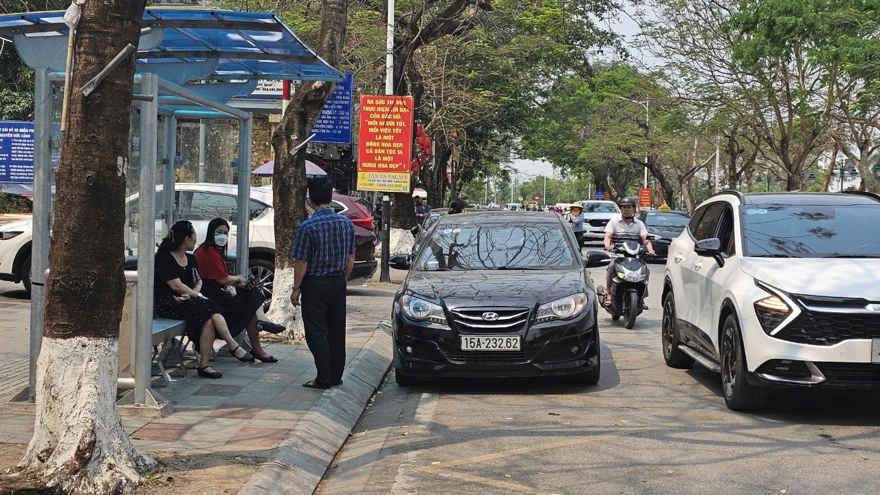 Hải Phòng xử mạnh ô tô dừng đỗ sai quy định, ngày đầu xe tỉnh khác chỉ nhắc nhở- Ảnh 9. Hải Phòng xử mạnh ô tô dừng đỗ sai quy định, ngày đầu xe tỉnh khác chỉ nhắc nhở- Ảnh 9.