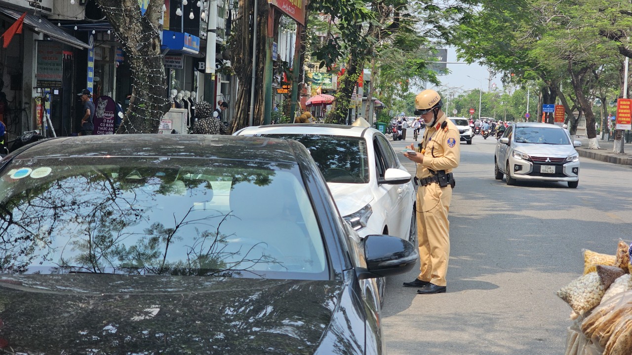Hải Phòng xử mạnh ô tô dừng đỗ sai quy định, ngày đầu xe tỉnh khác chỉ nhắc nhở- Ảnh 7. Hải Phòng xử mạnh ô tô dừng đỗ sai quy định, ngày đầu xe tỉnh khác chỉ nhắc nhở- Ảnh 7.