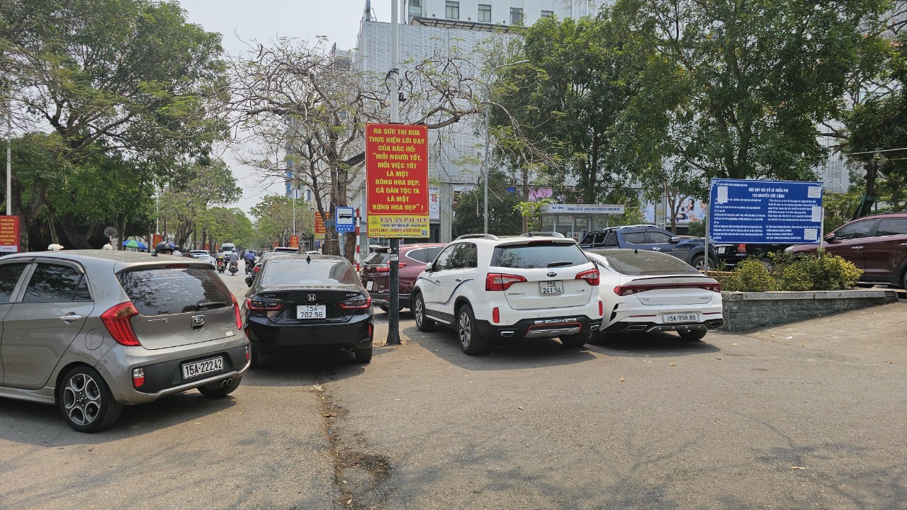 Hải Phòng xử mạnh ô tô dừng đỗ sai quy định, ngày đầu xe tỉnh khác chỉ nhắc nhở- Ảnh 8. Hải Phòng xử mạnh ô tô dừng đỗ sai quy định, ngày đầu xe tỉnh khác chỉ nhắc nhở- Ảnh 8.