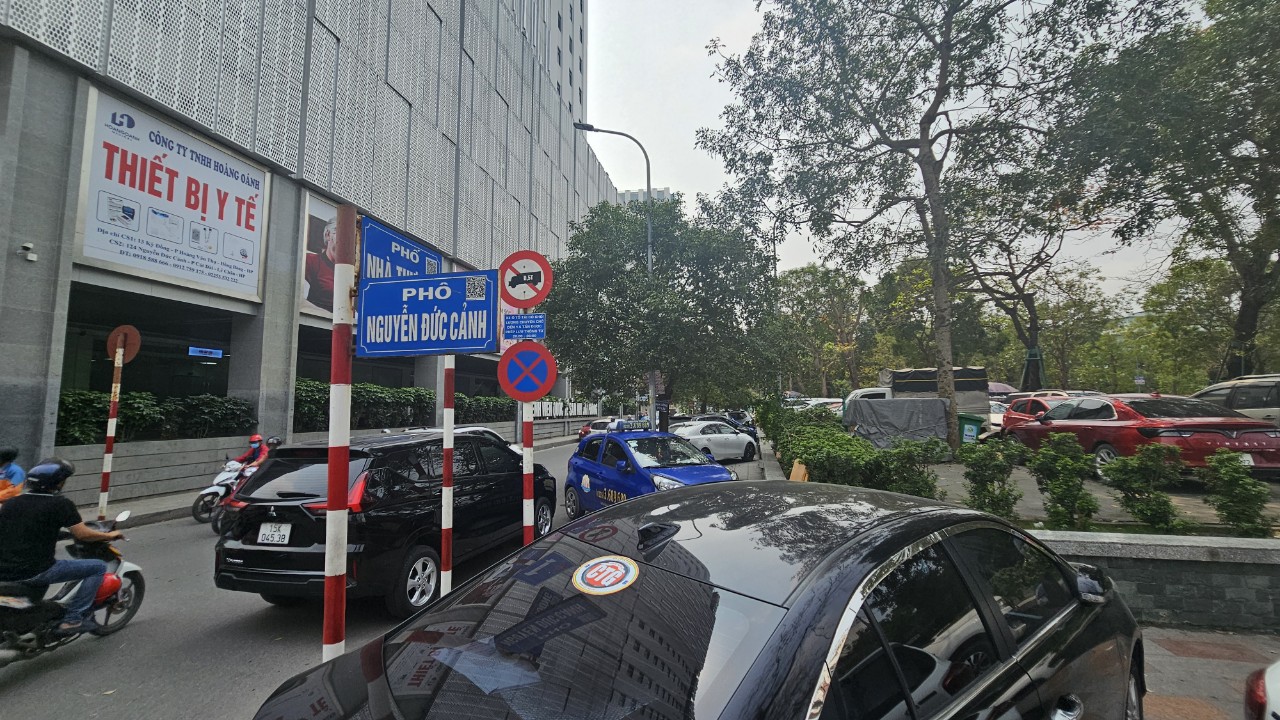 Hải Phòng xử mạnh ô tô dừng đỗ sai quy định, ngày đầu xe tỉnh khác chỉ nhắc nhở- Ảnh 15. Hải Phòng xử mạnh ô tô dừng đỗ sai quy định, ngày đầu xe tỉnh khác chỉ nhắc nhở- Ảnh 15.