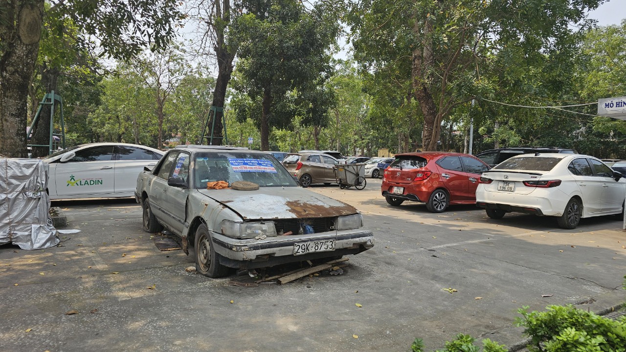 Hải Phòng xử mạnh ô tô dừng đỗ sai quy định, ngày đầu xe tỉnh khác chỉ nhắc nhở- Ảnh 10. Hải Phòng xử mạnh ô tô dừng đỗ sai quy định, ngày đầu xe tỉnh khác chỉ nhắc nhở- Ảnh 10.