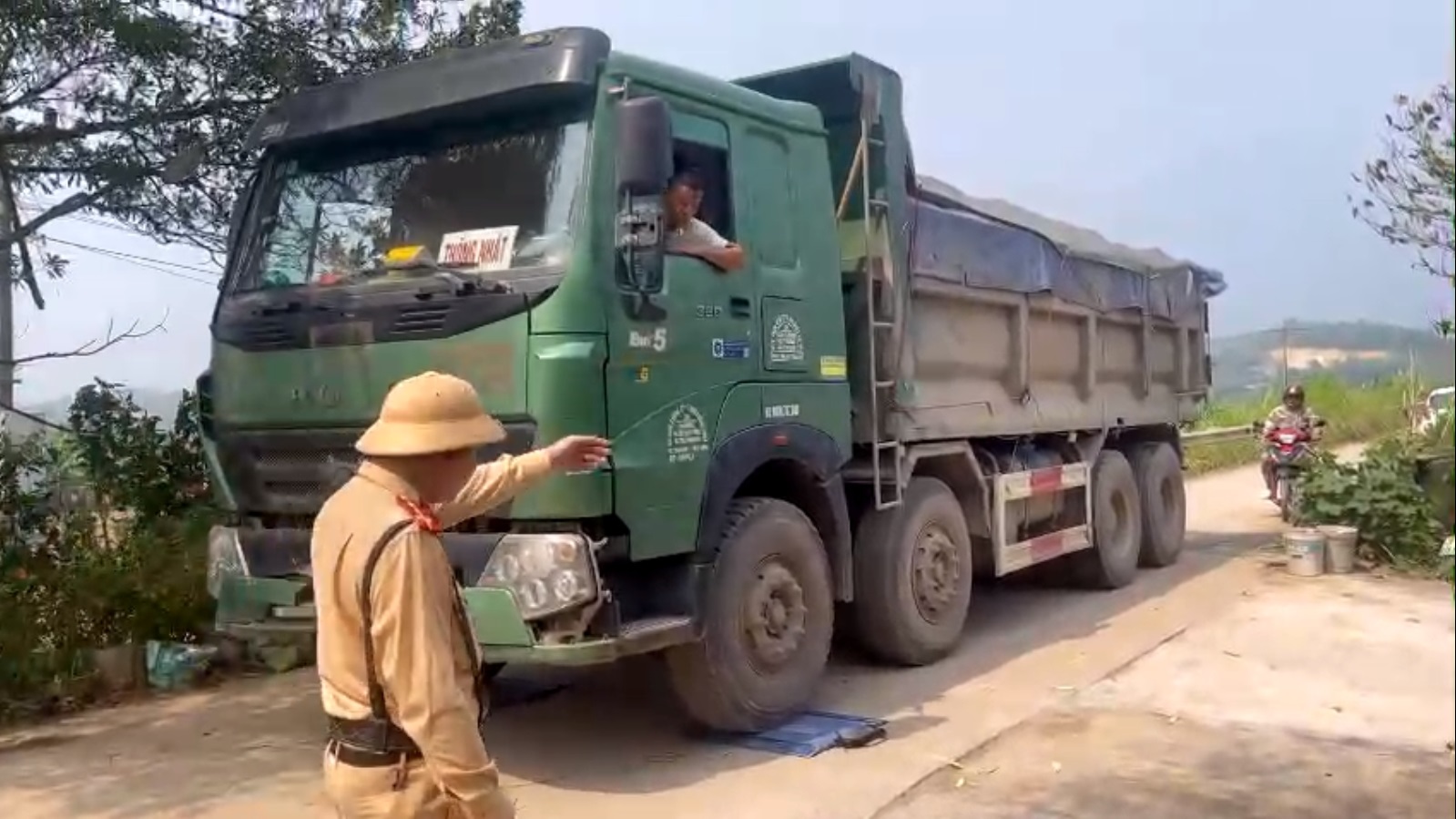 Xe chở c&aacute;t qu&aacute; tải từ bến kh&ocirc;ng ph&eacute;p quần thảo v&ugrave;ng gi&aacute;p ranh H&agrave; Nội - H&ograve;a B&igrave;nh- Ảnh 12.