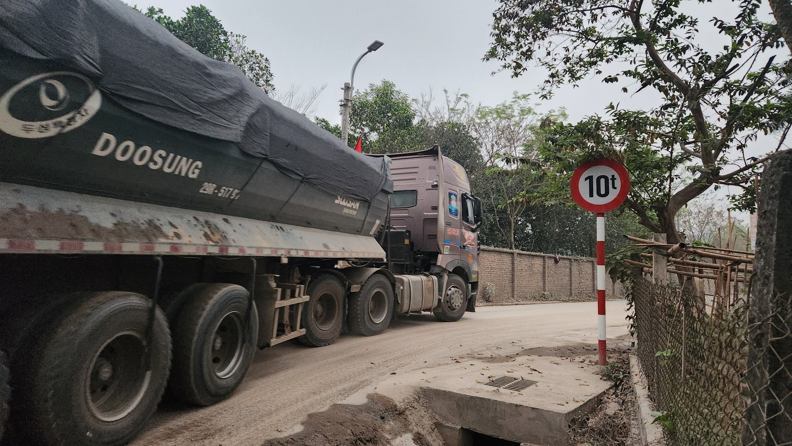 Xe chở c&aacute;t qu&aacute; tải từ bến kh&ocirc;ng ph&eacute;p quần thảo v&ugrave;ng gi&aacute;p ranh H&agrave; Nội - H&ograve;a B&igrave;nh- Ảnh 14.