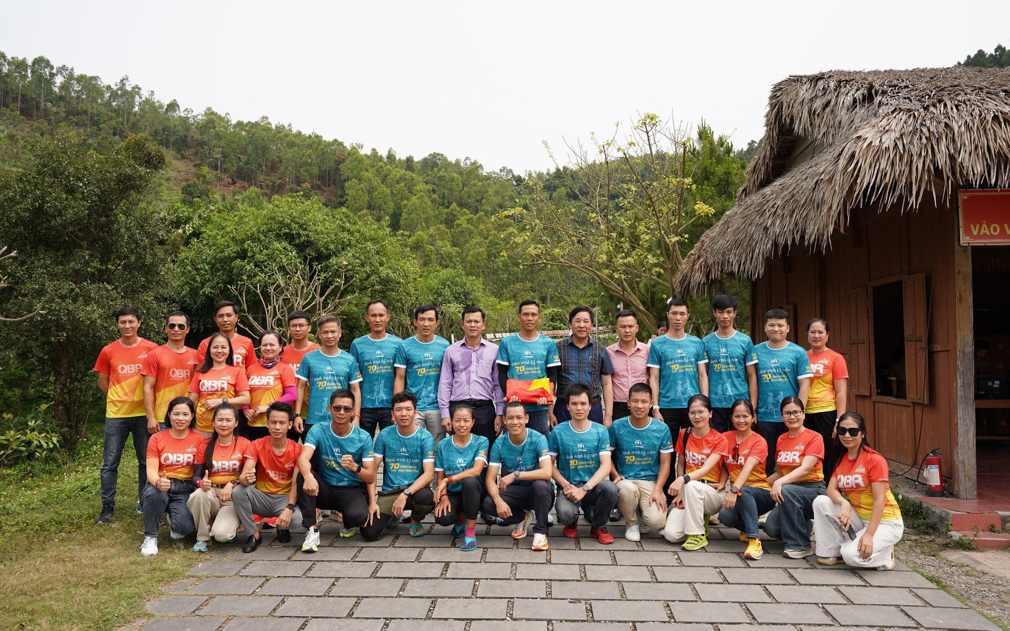 10 VĐV nhận kỷ vật, bắt đầu h&agrave;nh tr&igrave;nh chạy tiếp sức Quảng B&igrave;nh - Điện Bi&ecirc;n