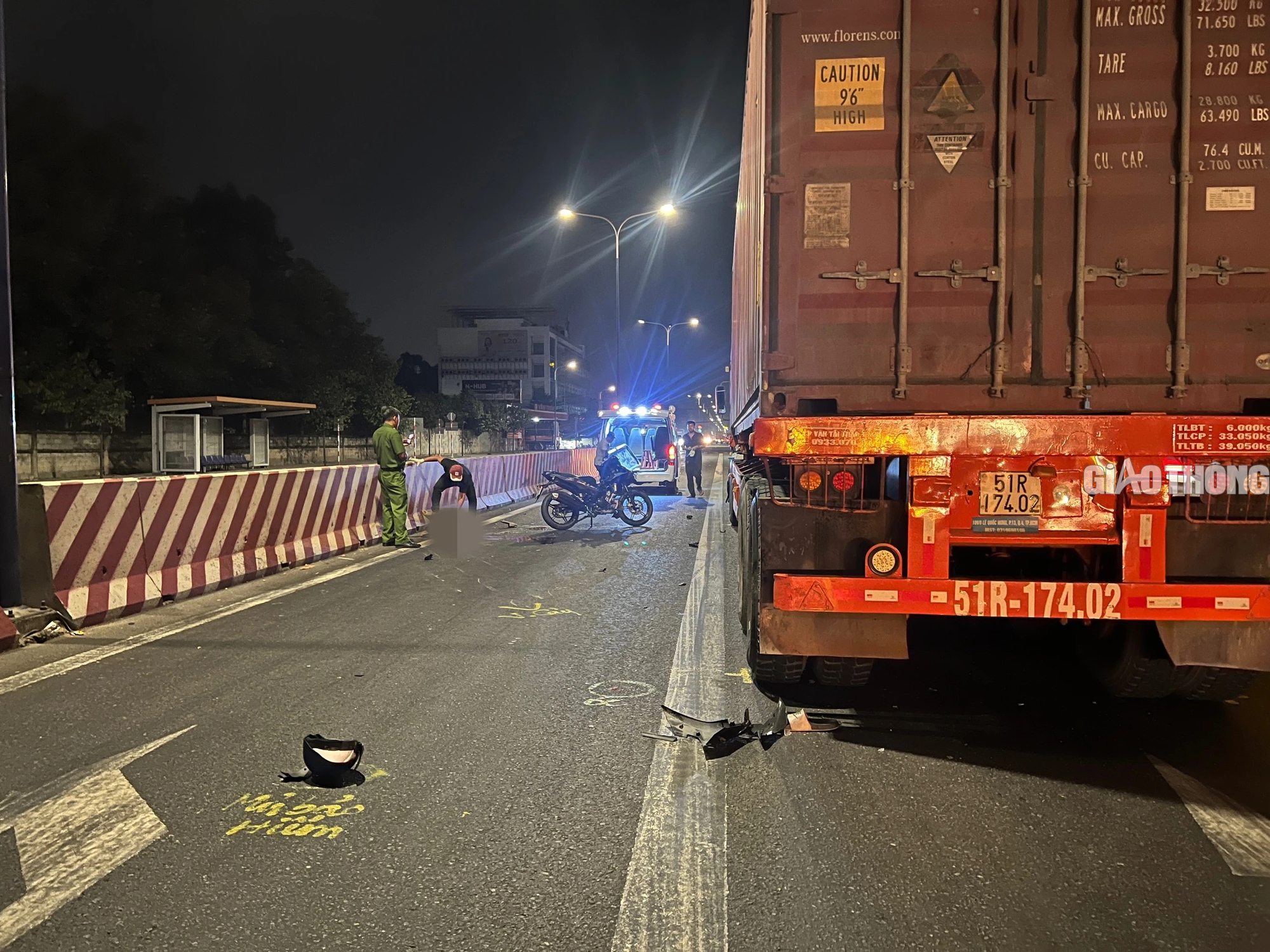 T&ocirc;ng v&agrave;o đu&ocirc;i xe container dừng đ&egrave;n đỏ, thanh ni&ecirc;n đi xe m&aacute;y tử vong- Ảnh 1.