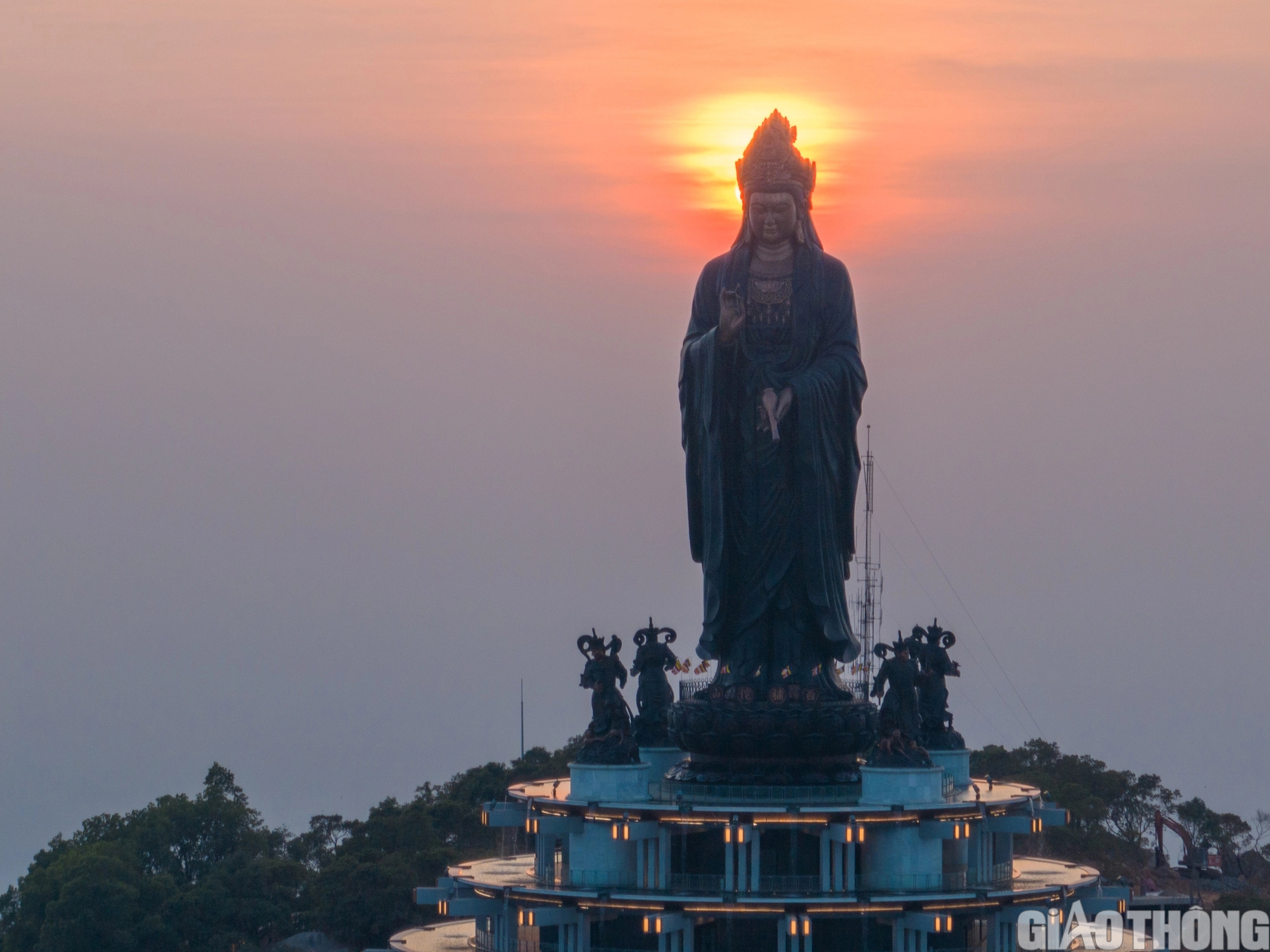 Khoảnh khắc m&acirc;y phủ huyền ảo tr&ecirc;n đỉnh n&uacute;i B&agrave; Đen T&acirc;y Ninh- Ảnh 5.