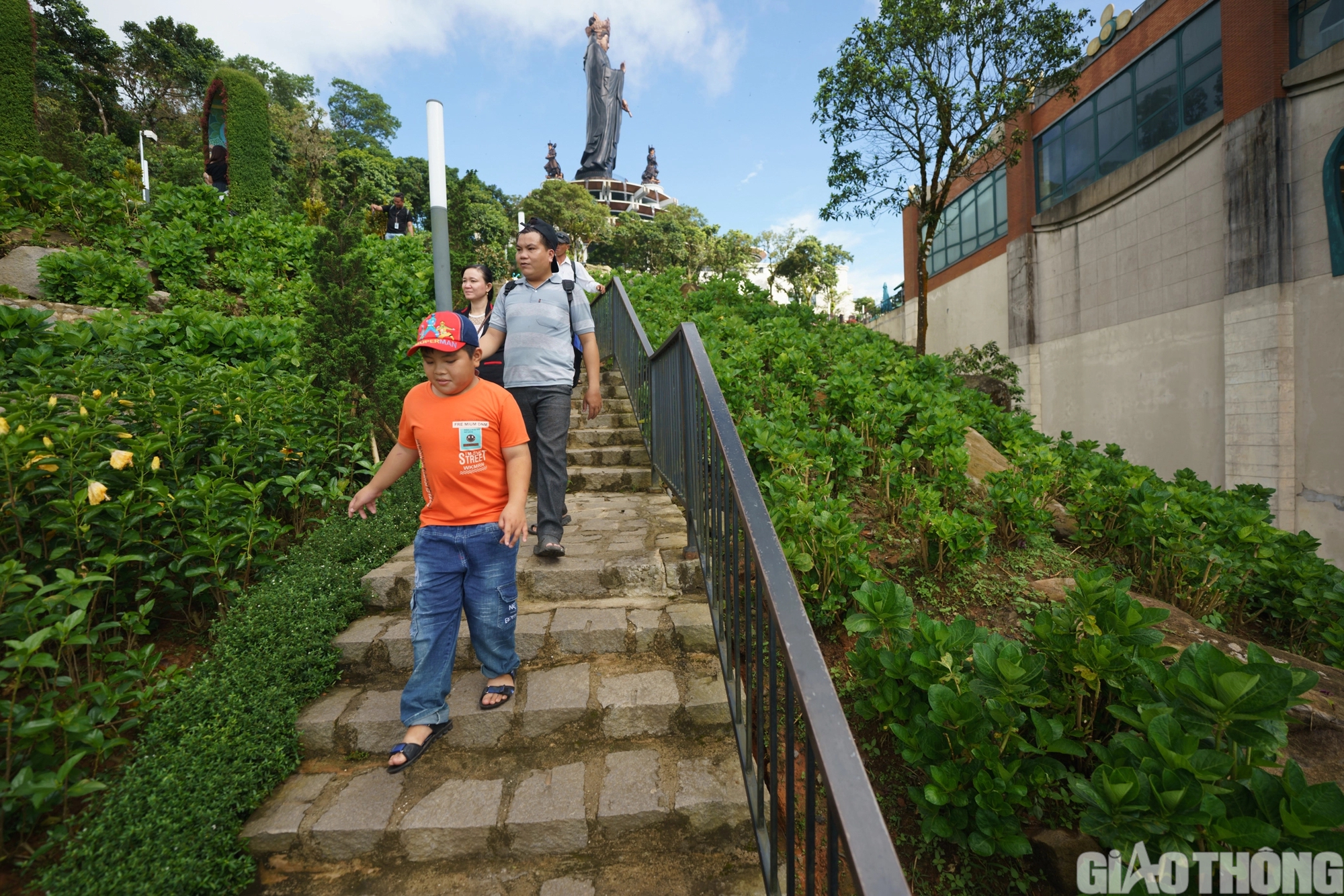 Khoảnh khắc m&acirc;y phủ huyền ảo tr&ecirc;n đỉnh n&uacute;i B&agrave; Đen T&acirc;y Ninh- Ảnh 8.