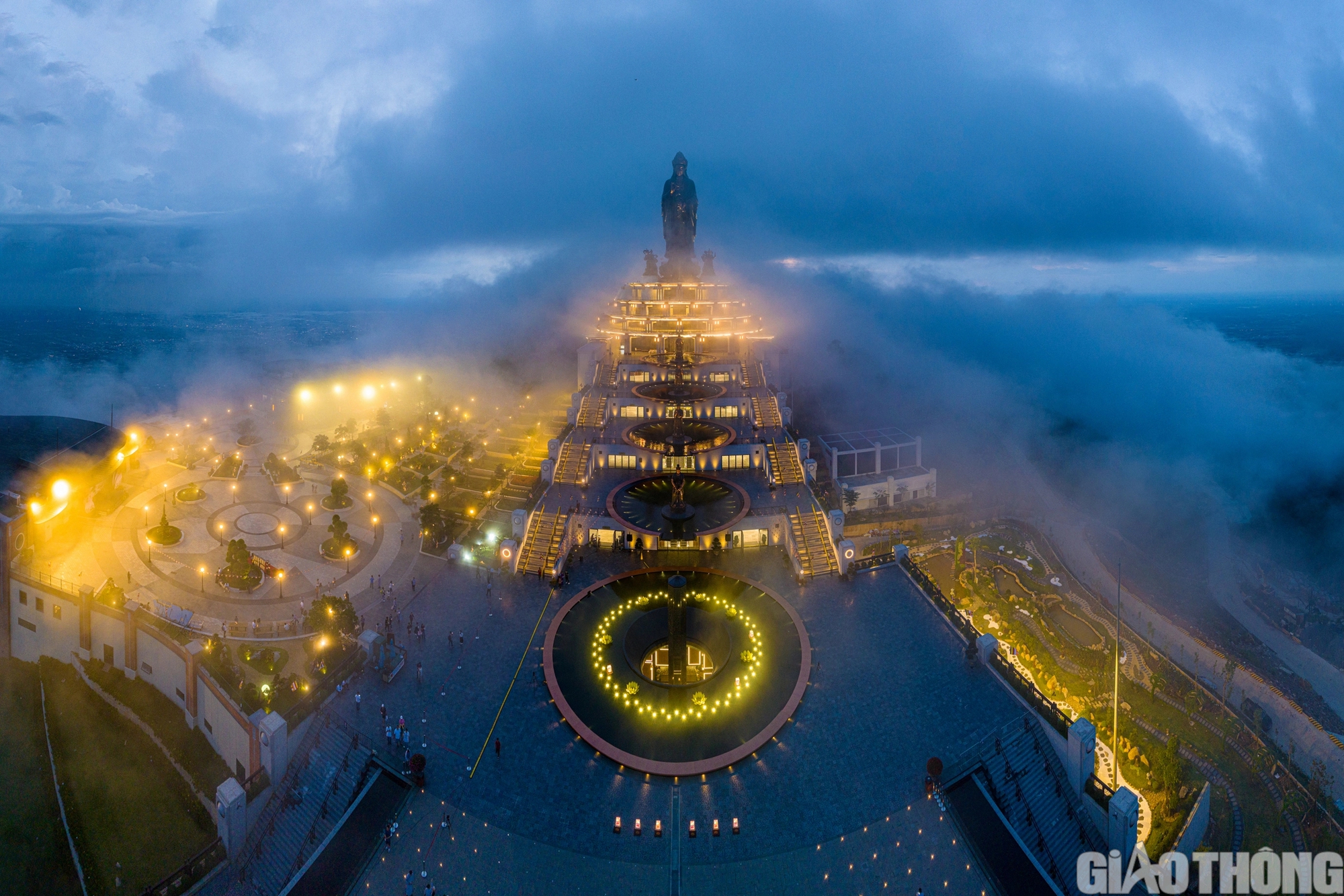 Khoảnh khắc m&acirc;y phủ huyền ảo tr&ecirc;n đỉnh n&uacute;i B&agrave; Đen T&acirc;y Ninh- Ảnh 17.