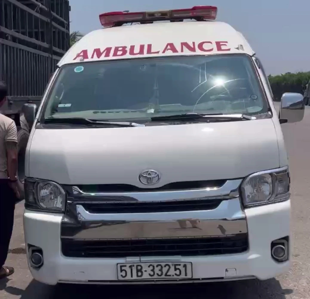 CSGT tạm giữ xe cứu thương nghi sử dụng biển số giả- Ảnh 1.