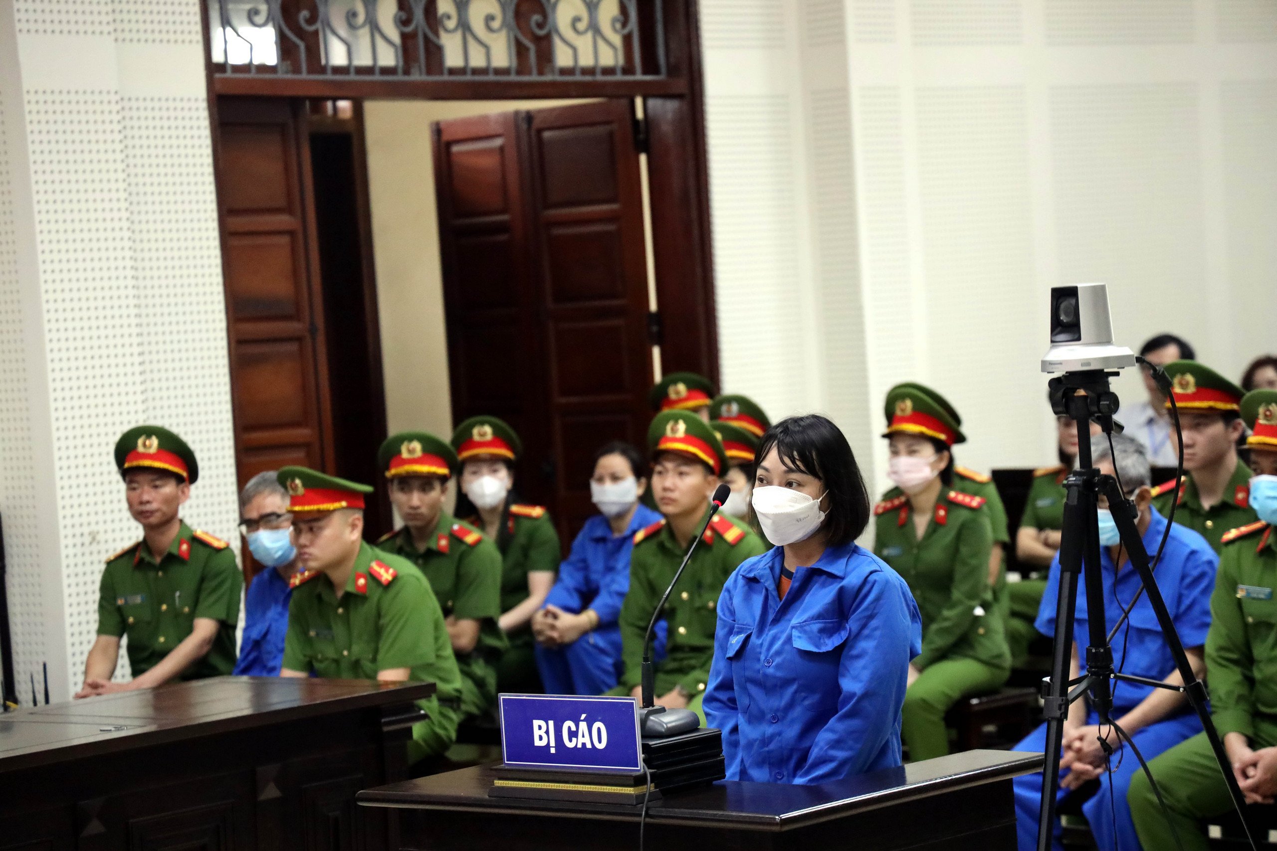 Cựu Giám đốc Công an Hải Phòng Đỗ Hữu Ca và các bị cáo được dẫn giải tới tòa- Ảnh 3. Cựu Giám đốc Công an Hải Phòng Đỗ Hữu Ca và các bị cáo được dẫn giải tới tòa- Ảnh 3.