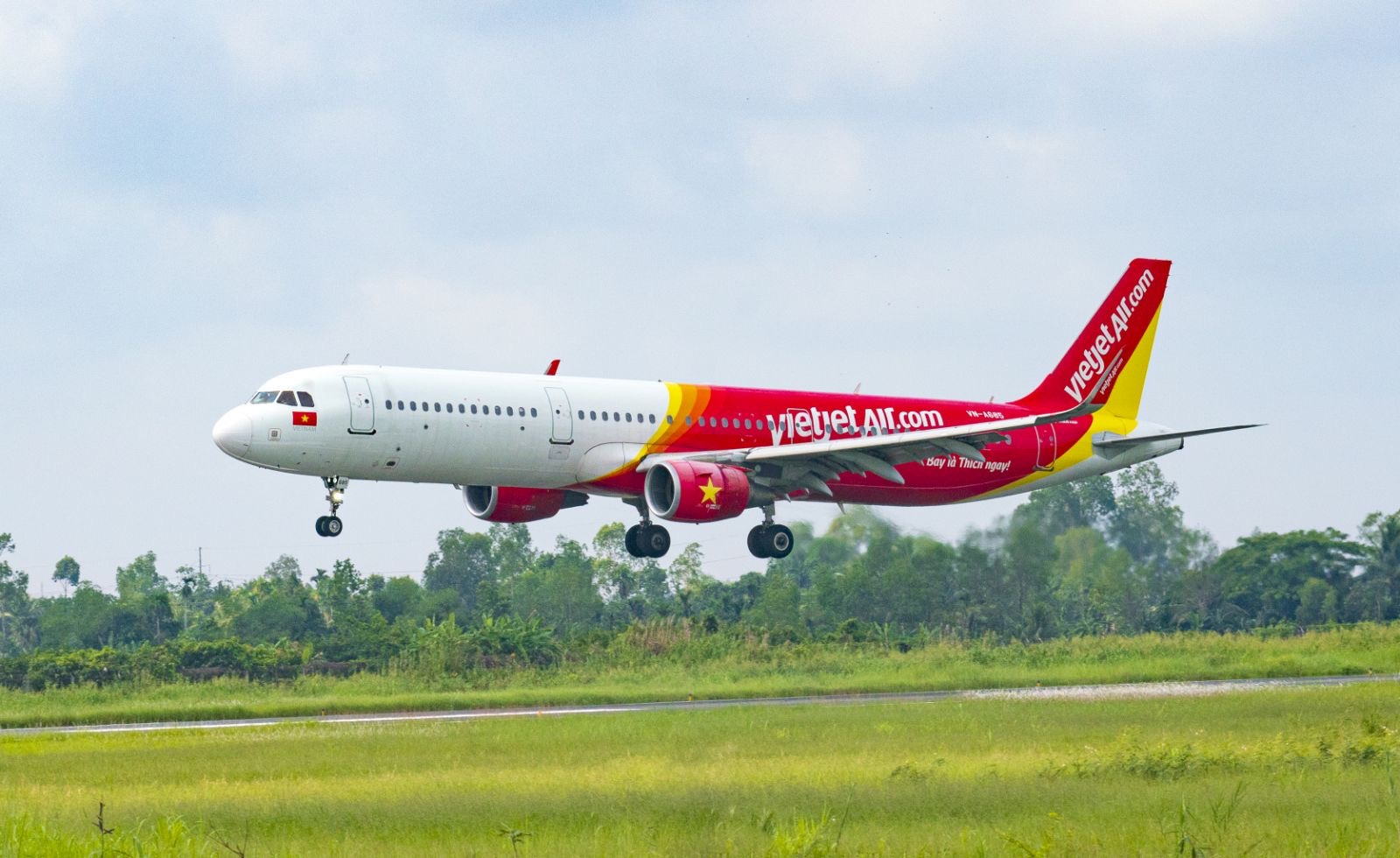 Vietjet tăng mạnh tần suất chuyến bay đến/đi H&agrave; Nội, TP.HCM, Đ&agrave; Nẵng- Ảnh 1.