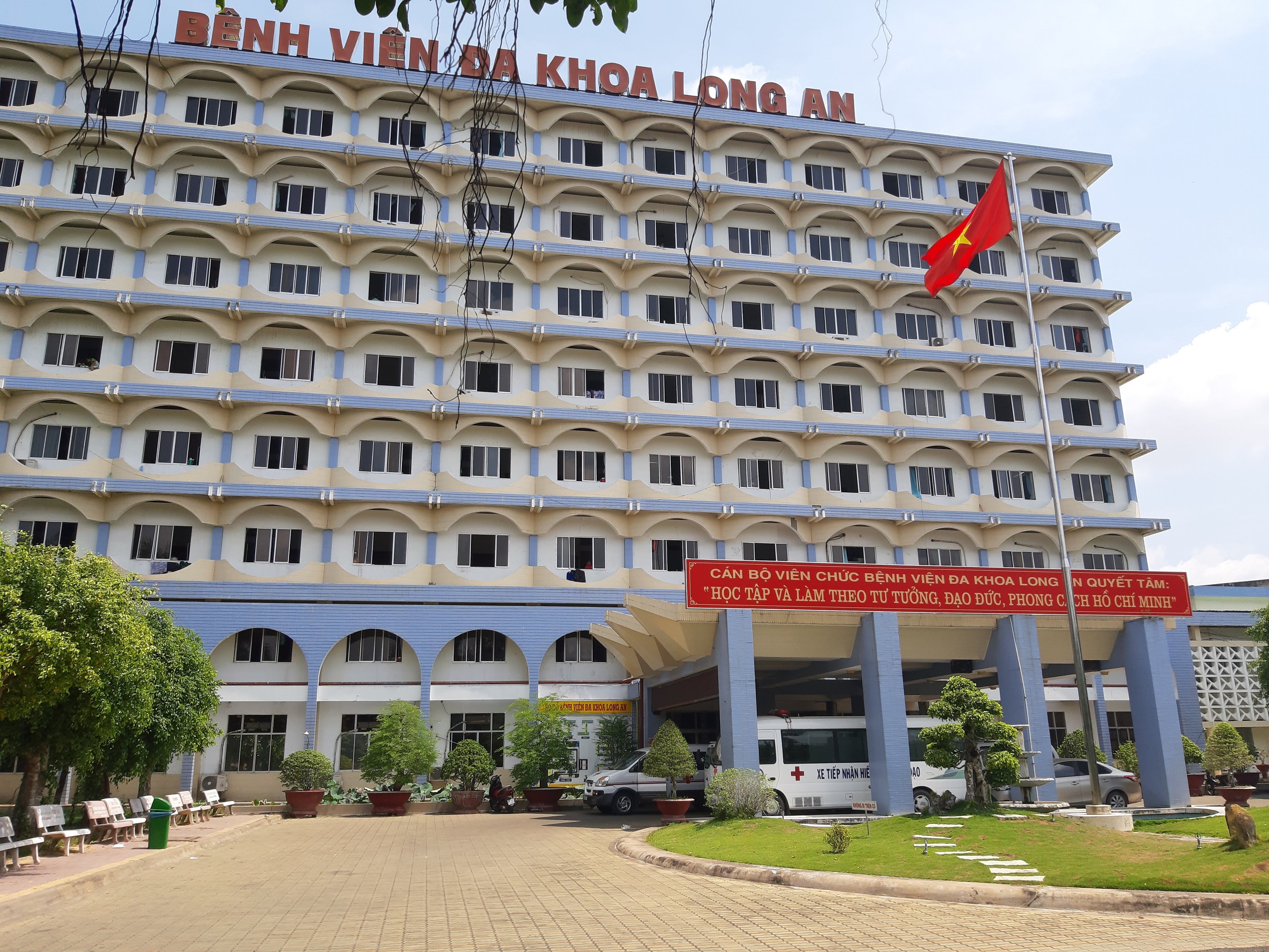 Nh&acirc;n vi&ecirc;n Bệnh viện Long An bị nh&oacute;m người lạ h&agrave;nh hung- Ảnh 1.