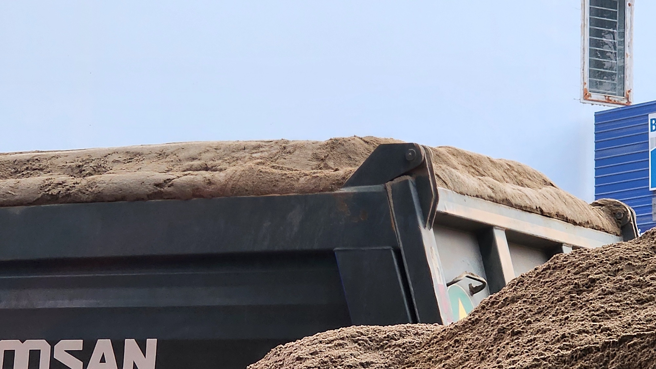 Xe qu&aacute; tải lộng h&agrave;nh tr&ecirc;n quốc lộ ở Đắk Lắk: Kiểm tra đầu mối bốc, xếp h&agrave;ng- Ảnh 4.